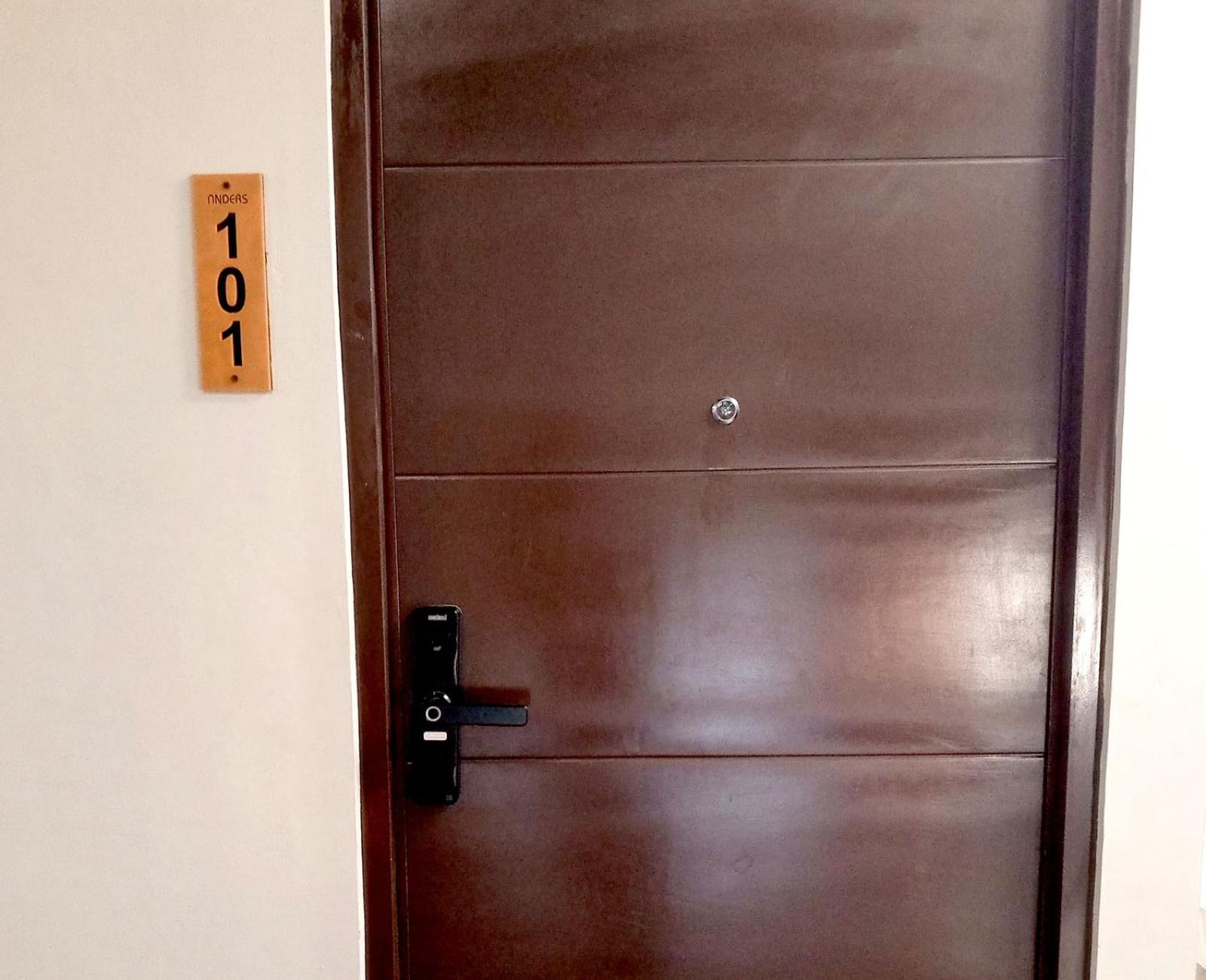 Standard Queen Room - Photo 7