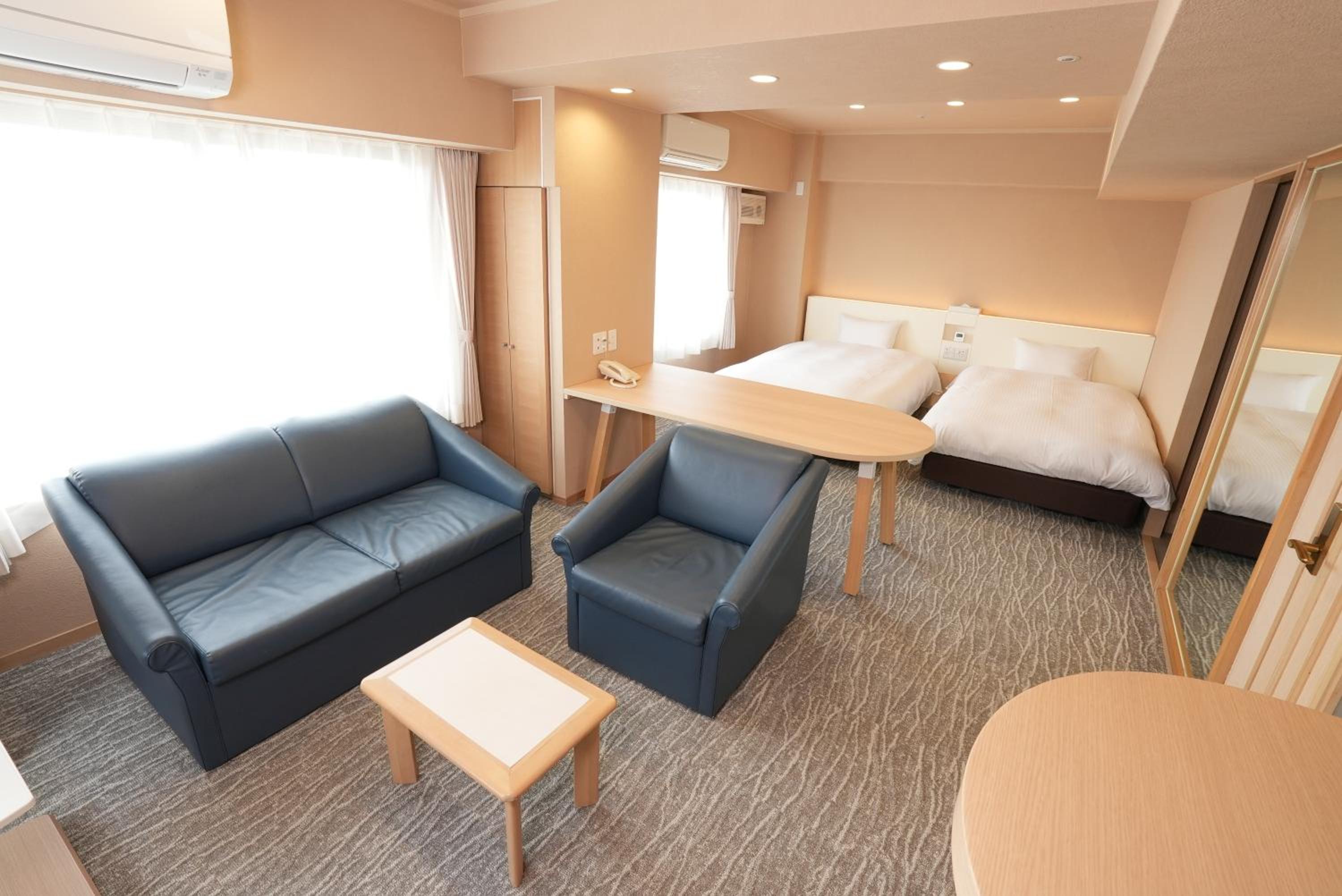Suite - Photo 1