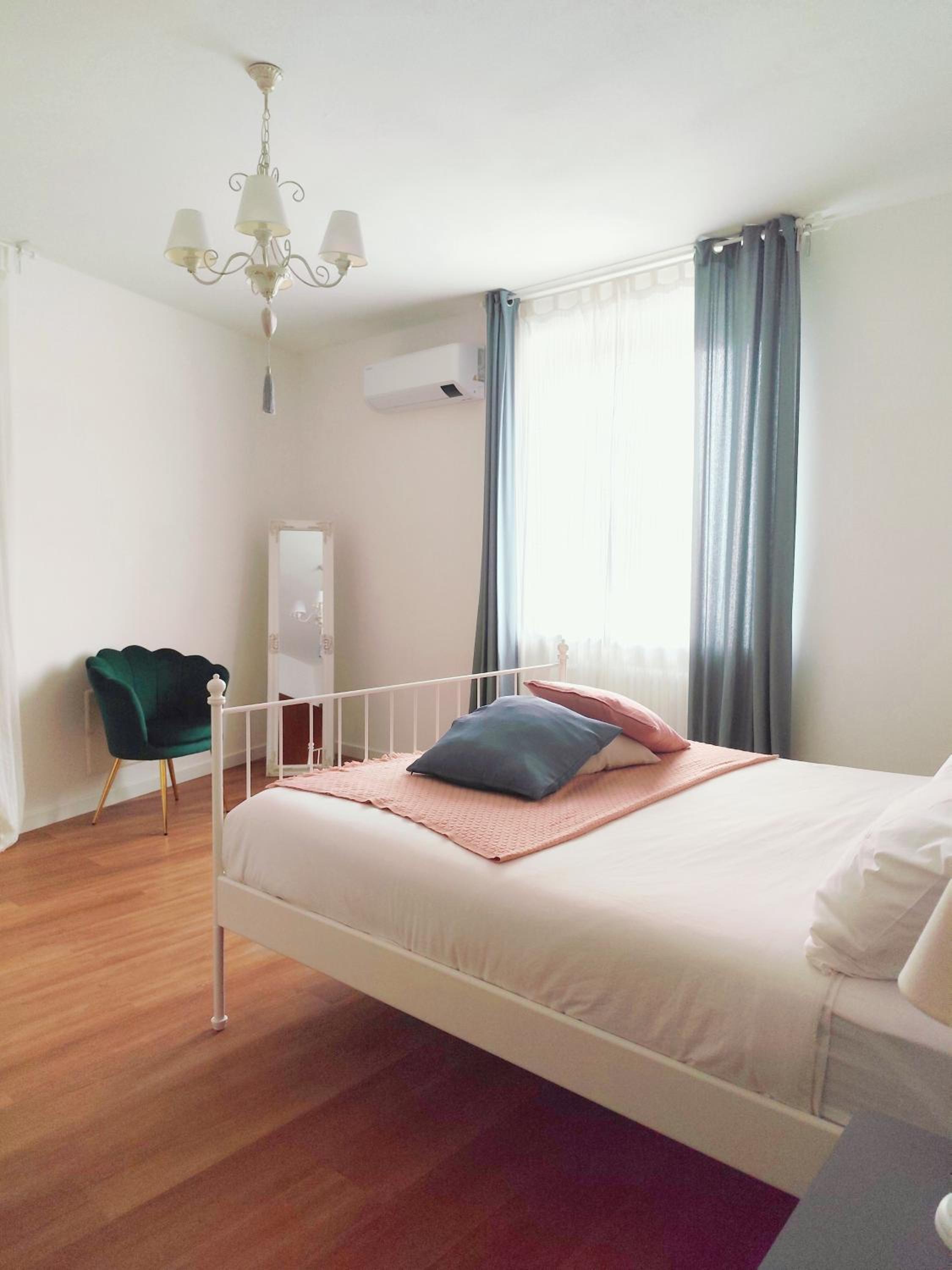 One-Bedroom Apartment photo 1