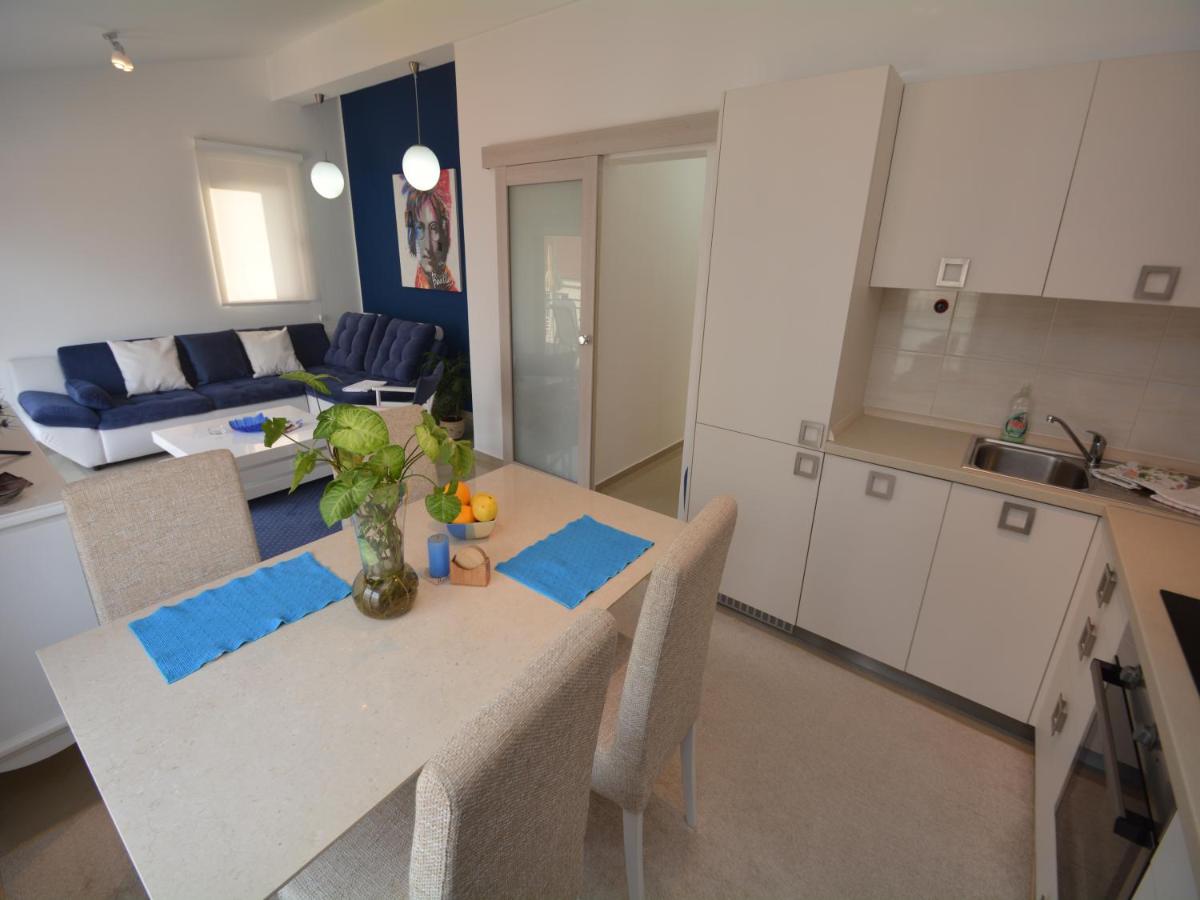 One-Bedroom Apartment with Balcony and Sea View - Photo 2