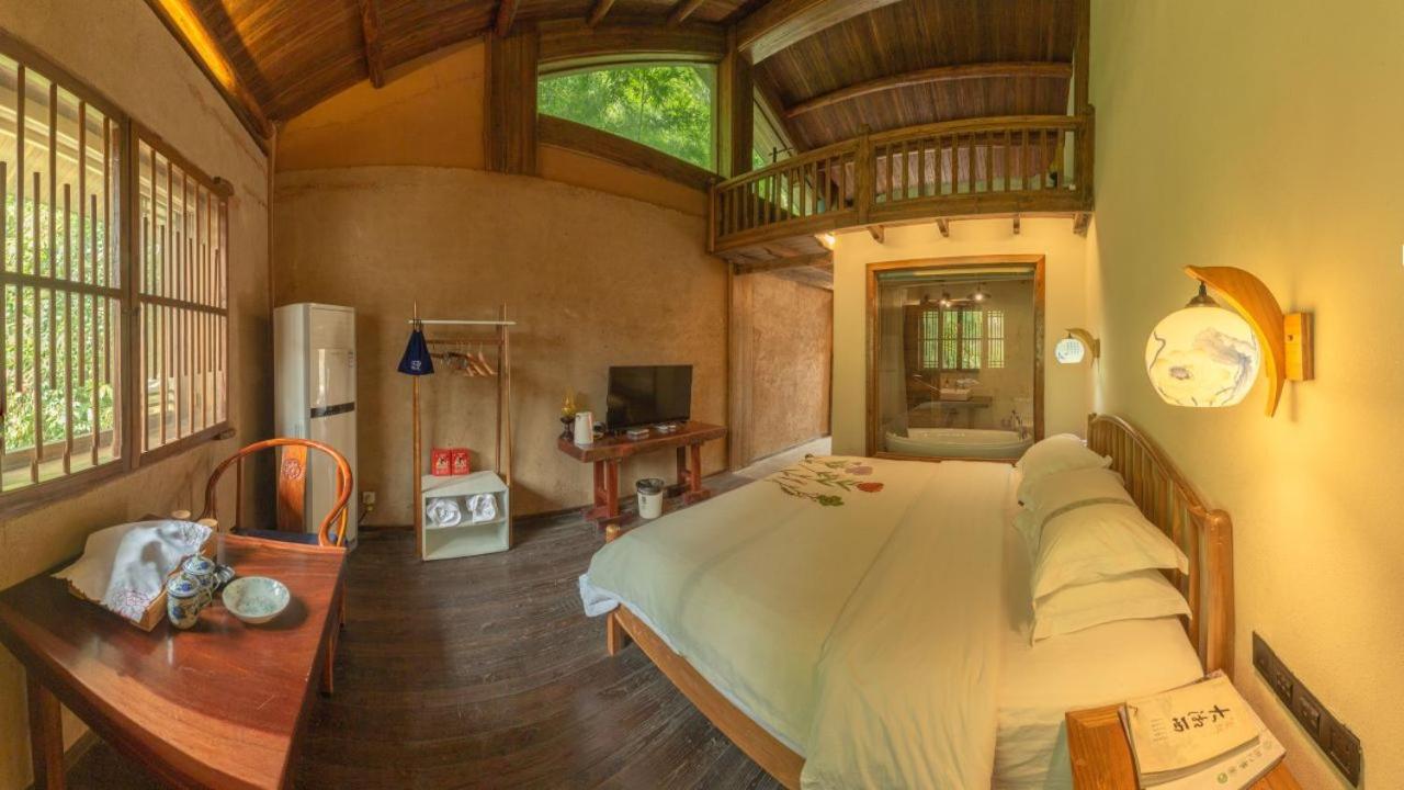 Queen Suite with Spa Bath photo 3