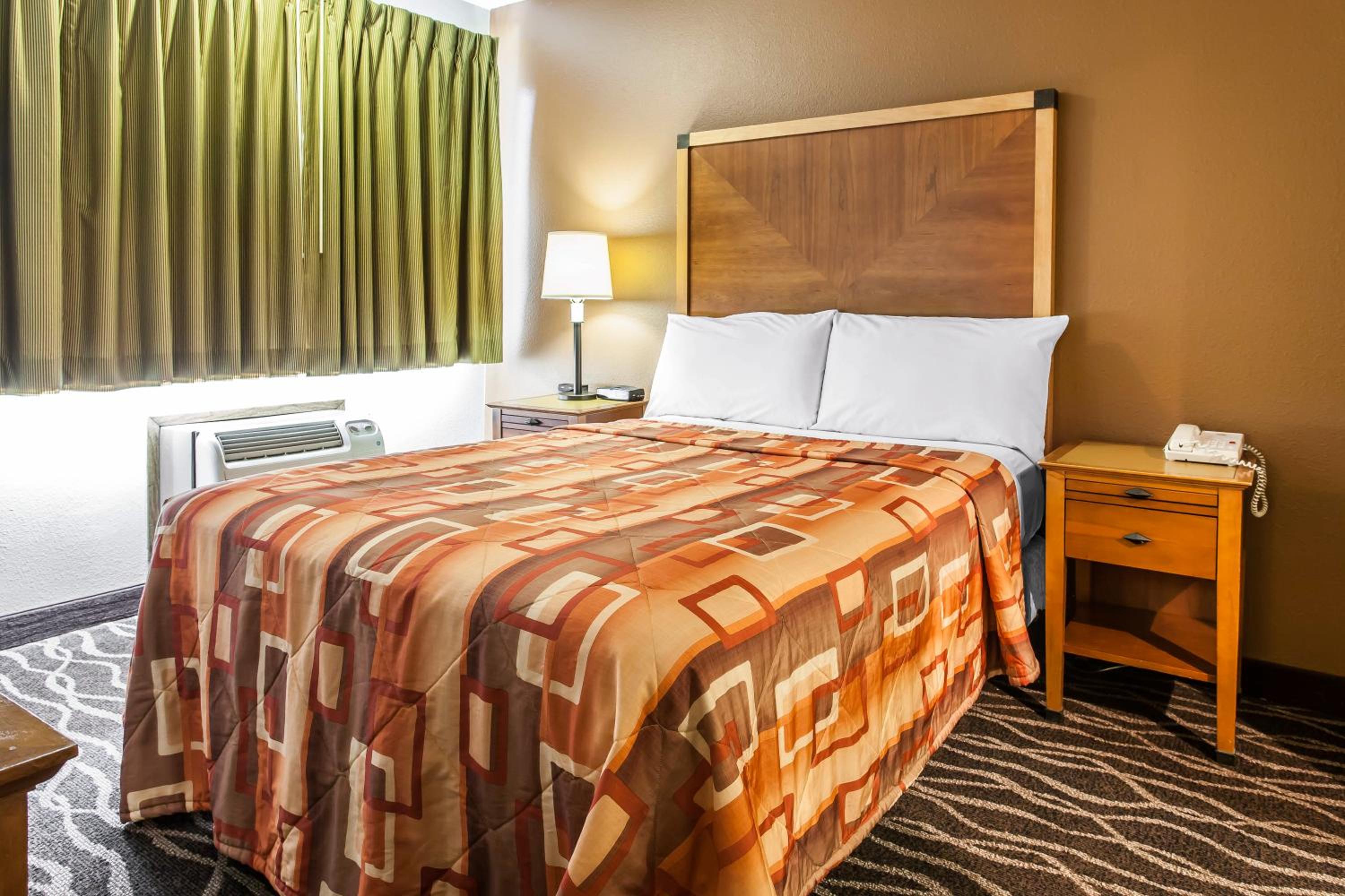 Deluxe King Room - Non-Smoking - Photo 3