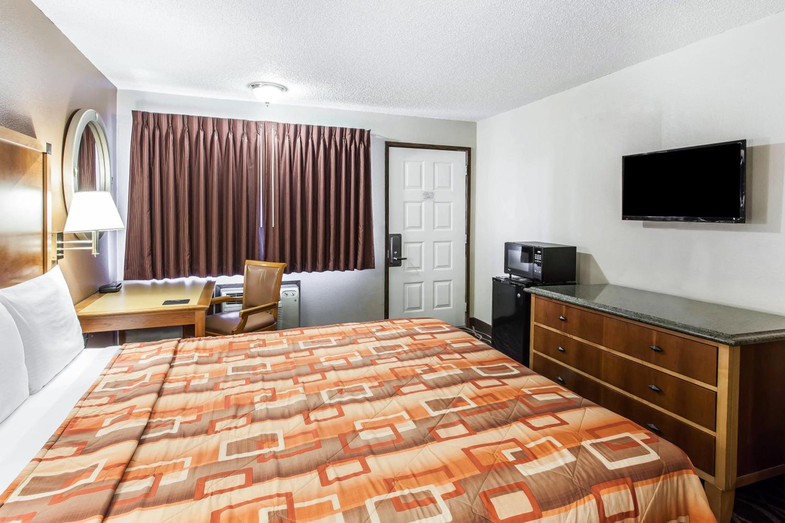 Deluxe King Room - Non-Smoking - Photo 2