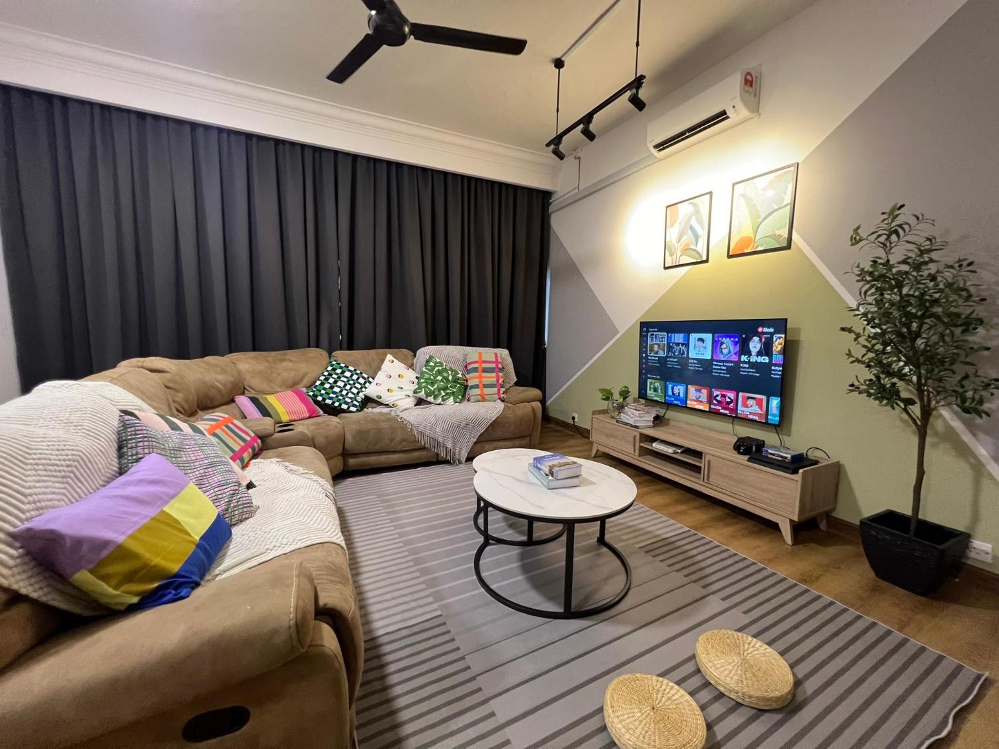Five-Bedroom House photo 1