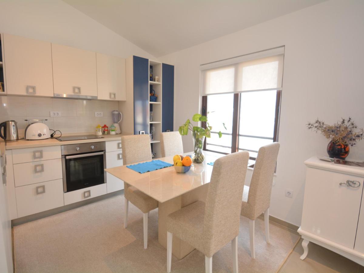 One-Bedroom Apartment with Balcony and Sea View - Photo 15