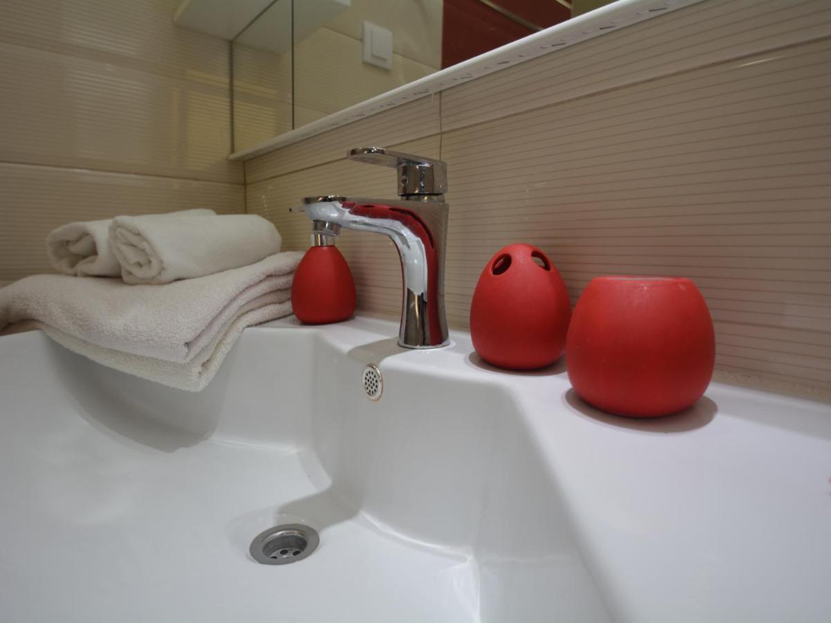 One-Bedroom Apartment with Balcony and Sea View - Photo 12