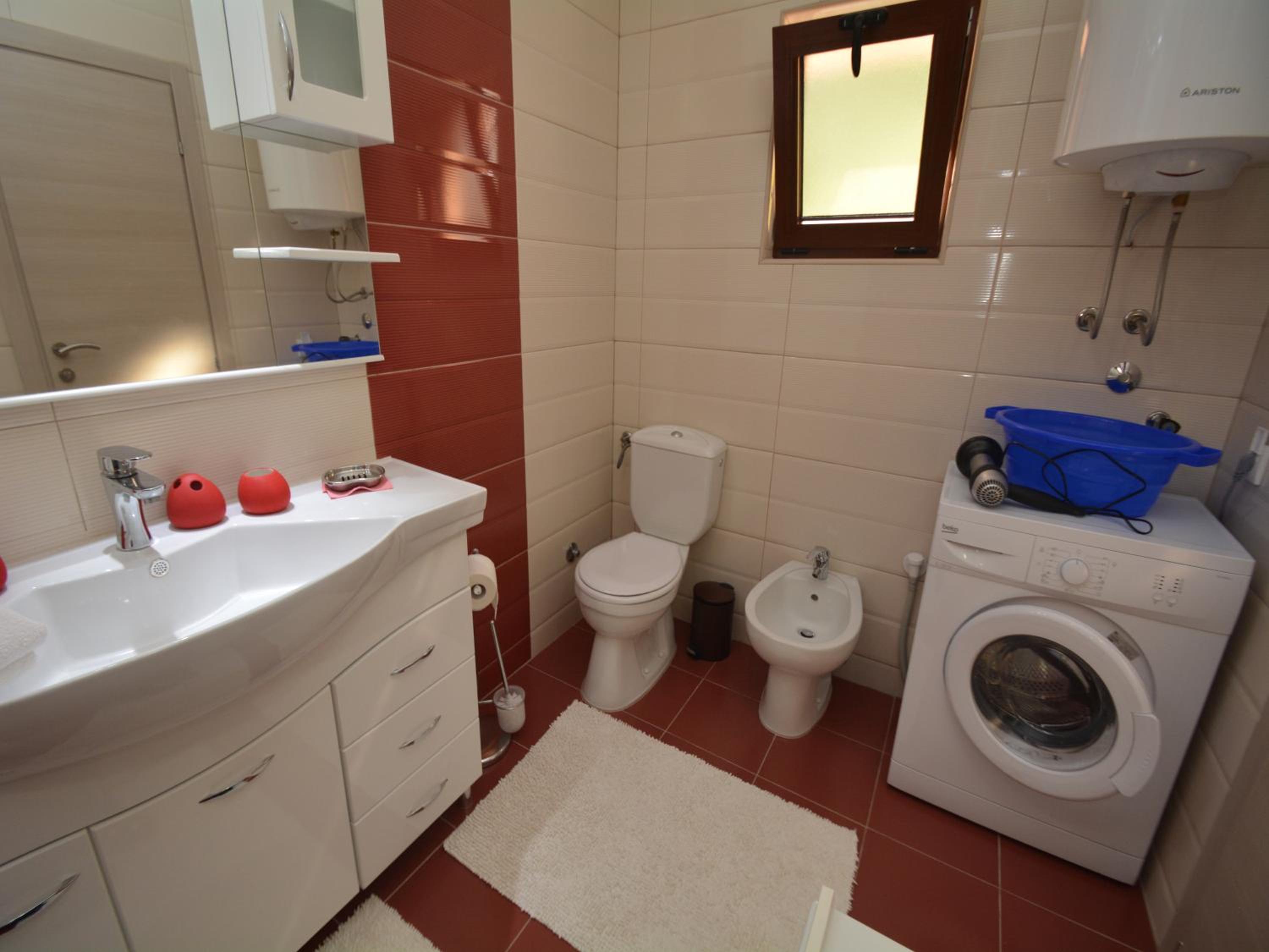 One-Bedroom Apartment with Balcony and Sea View - Photo 13