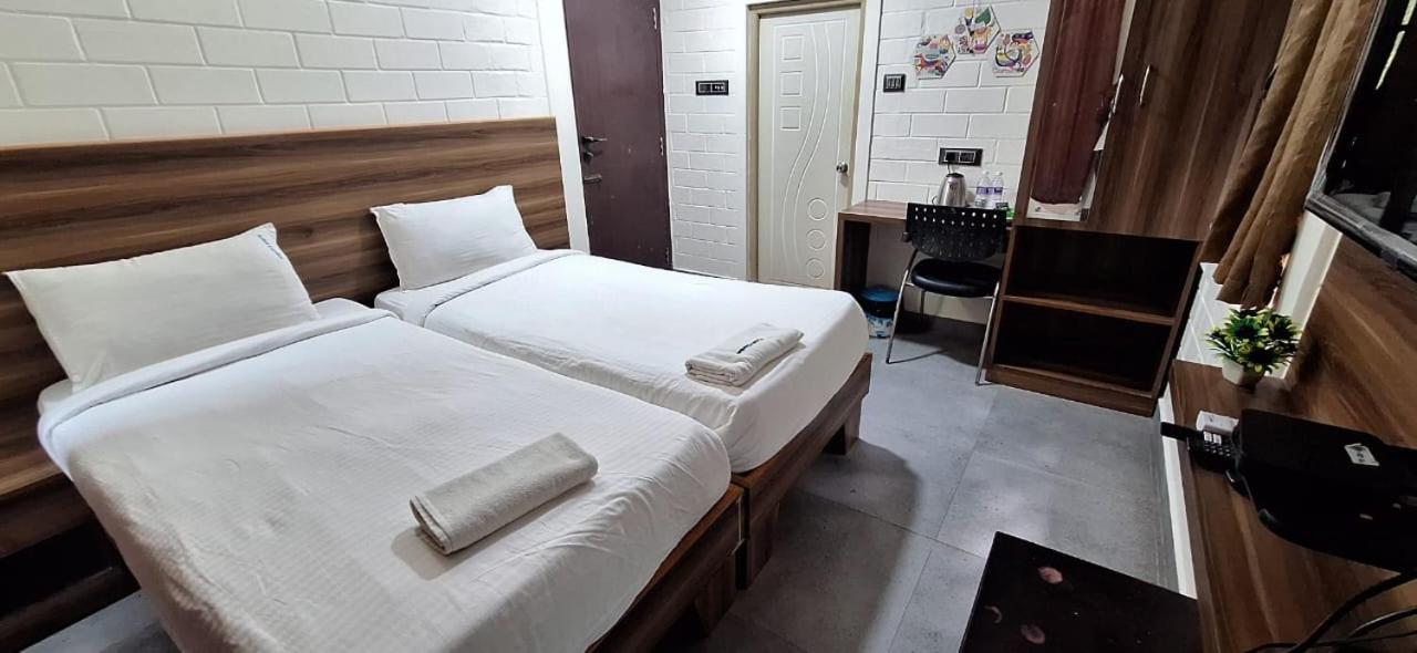 Deluxe Double Room (2 Adults + 1 Child) photo 2