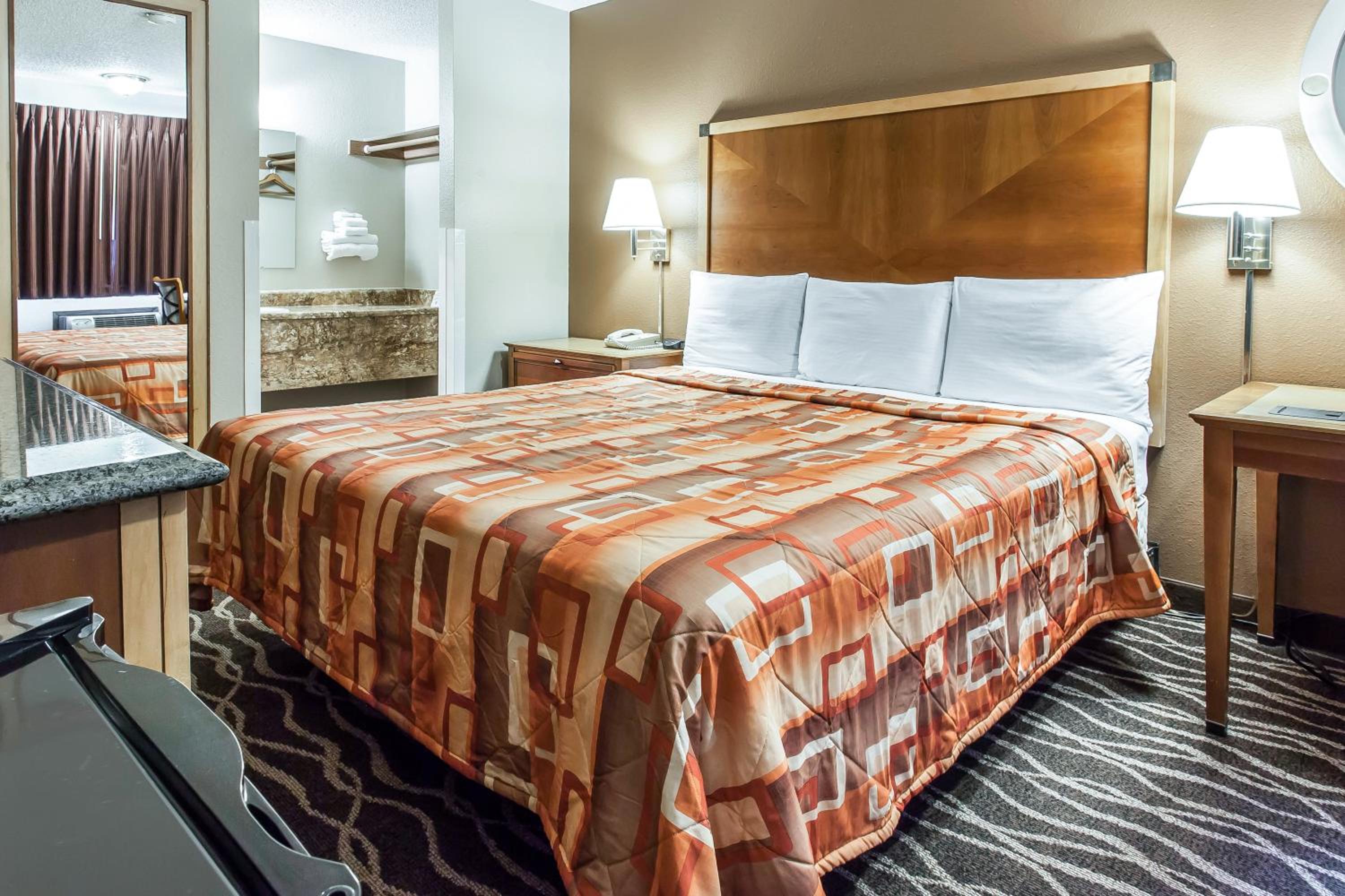 Deluxe King Room - Non-Smoking - Photo 1
