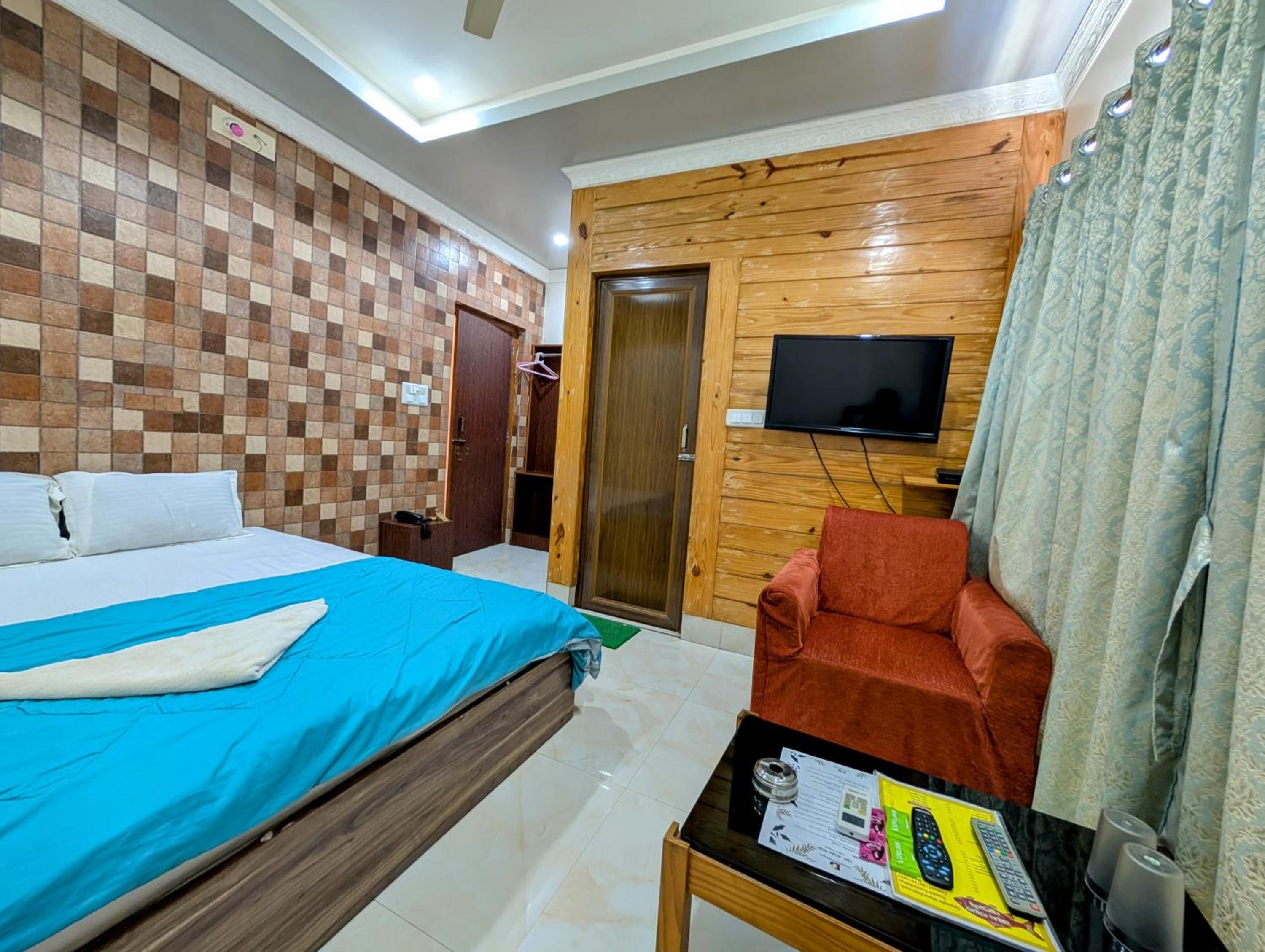 Double Room (10% off on Food & Beverage services & 10% off on Two-way Railway Station Transfer) - Photo 10