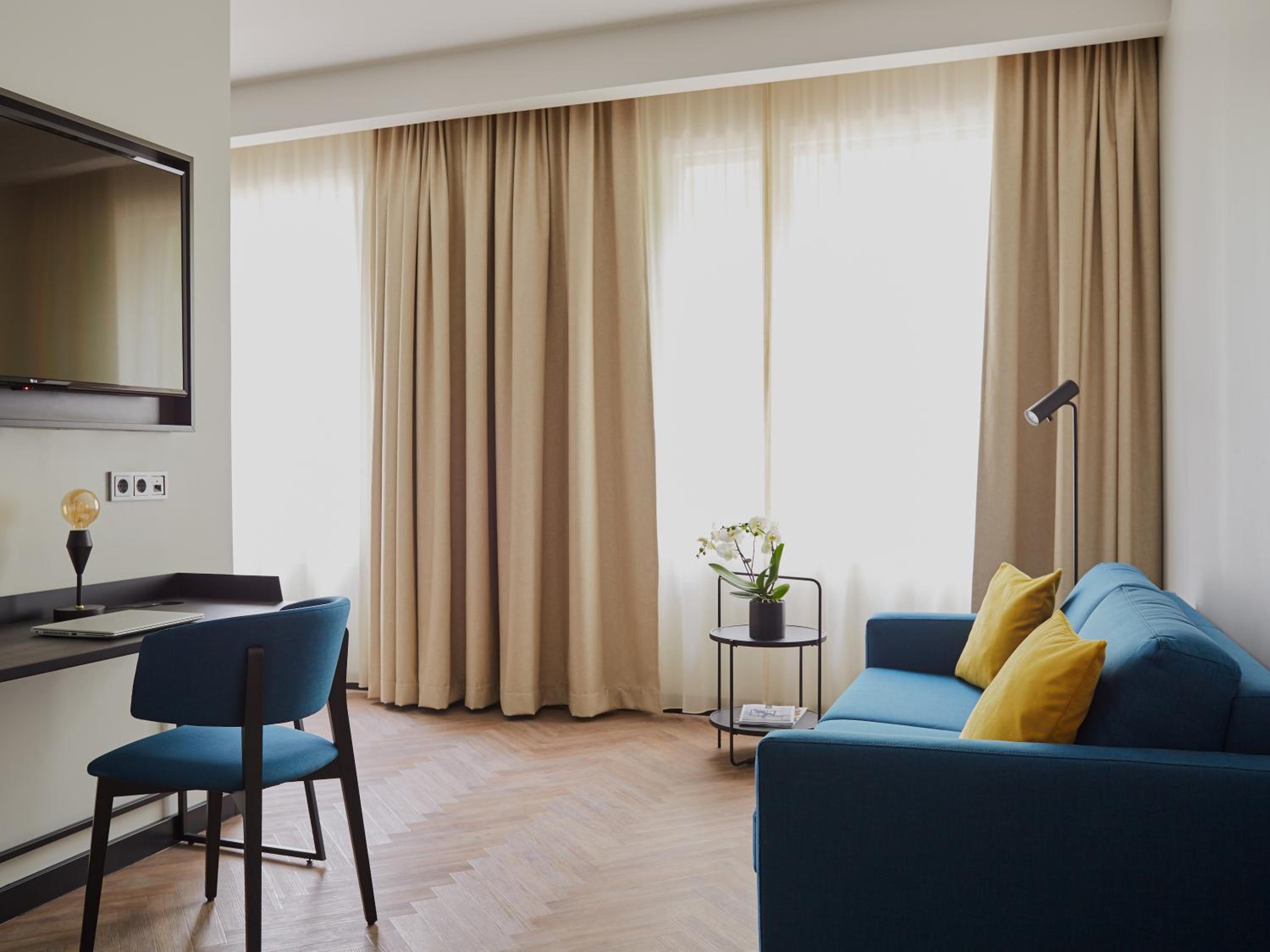 Junior Suite with Cathedral View - Photo 1