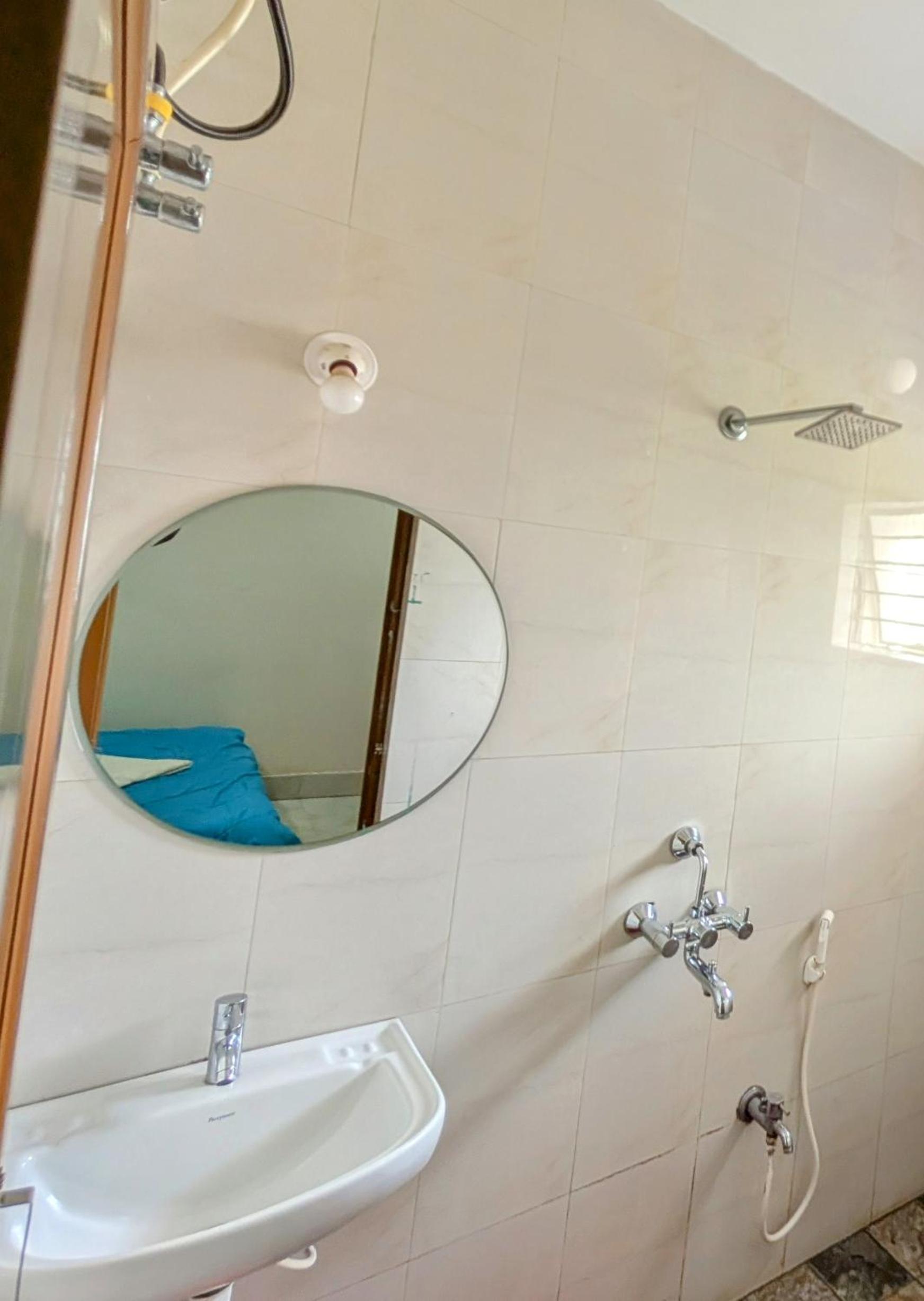 Double Room (10% off on Food & Beverage services & 10% off on Two-way Railway Station Transfer) - Photo 2