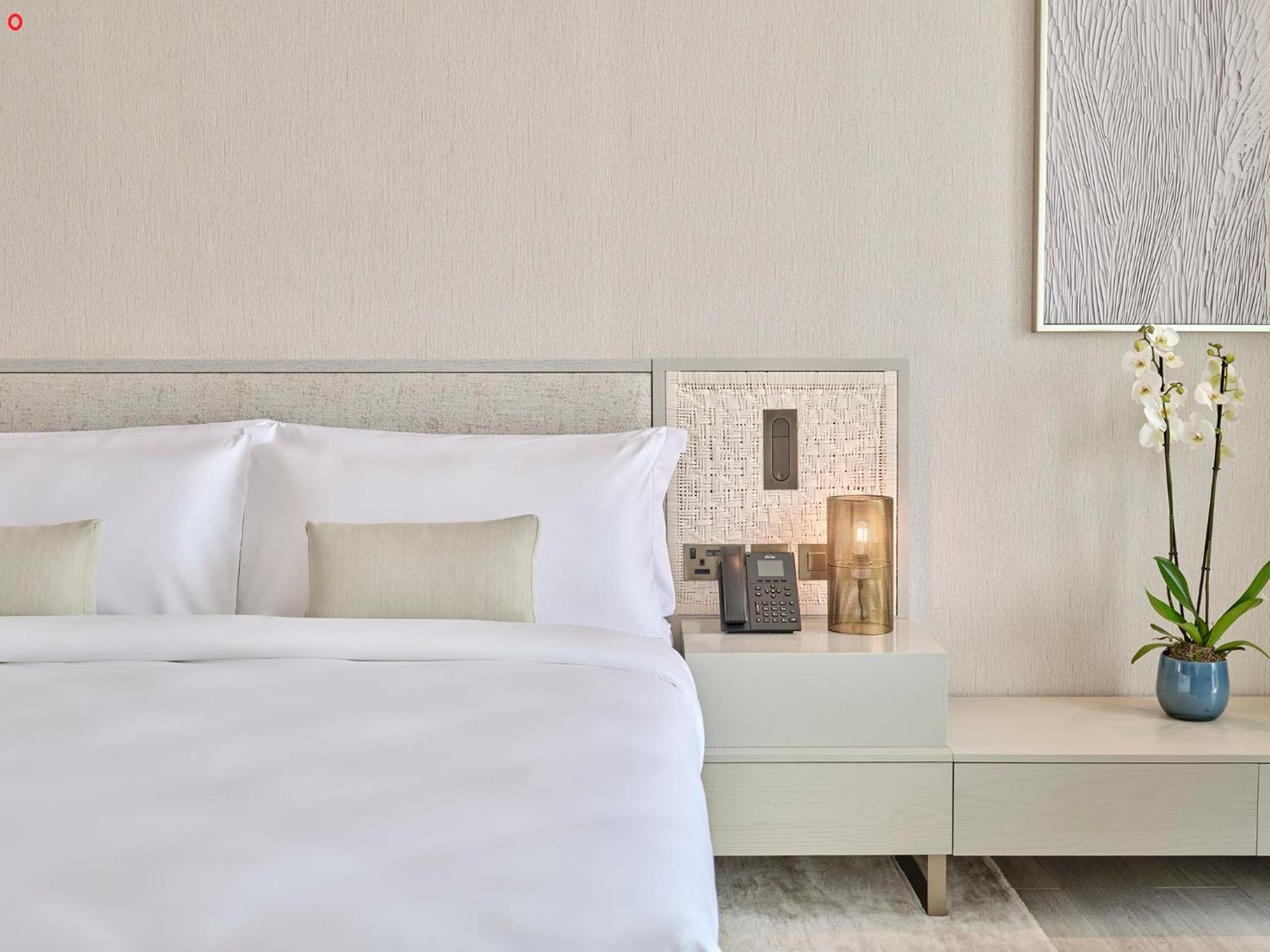 Deluxe King Room - Photo 2