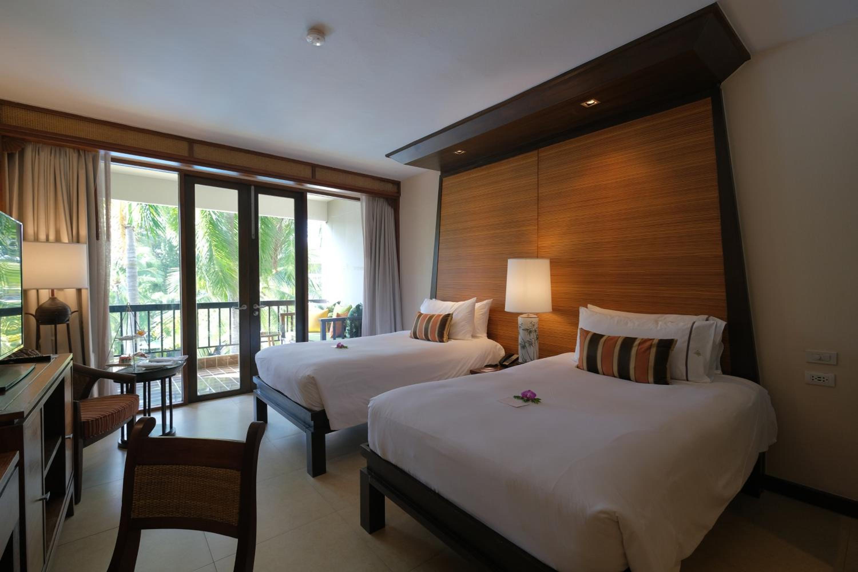Tropical Deluxe Pool Twin Bed