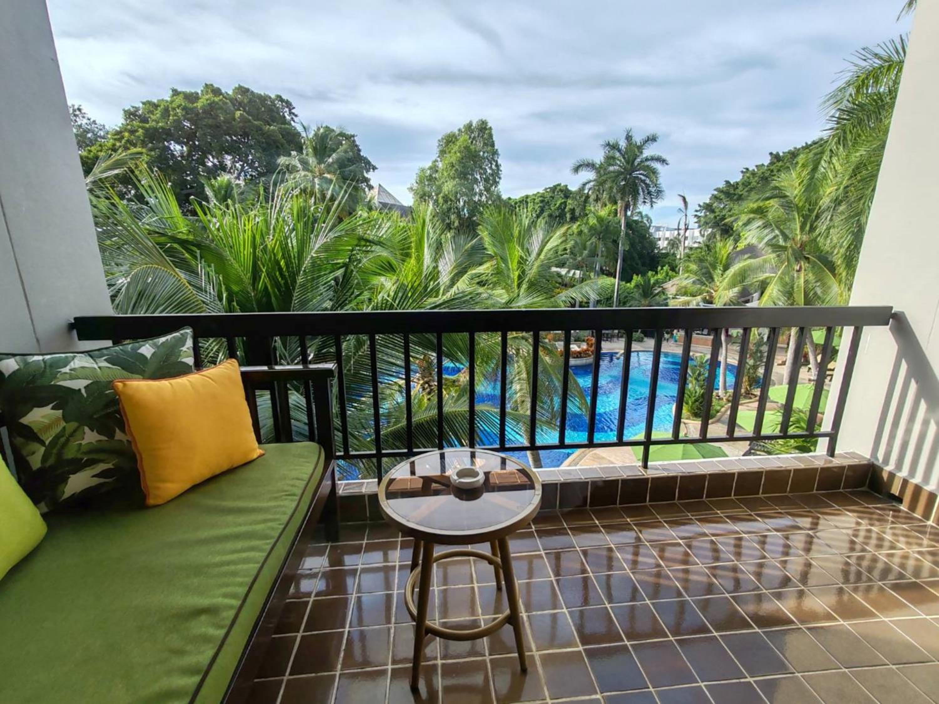 Tropical Deluxe Pool Twin Bed