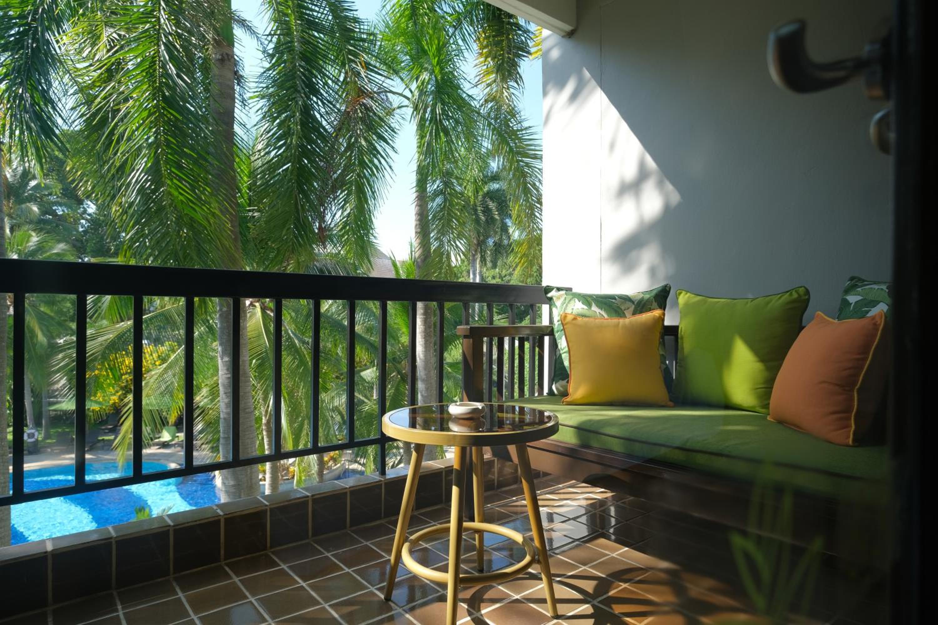 Tropical Deluxe Pool King Bed thumbnail 6