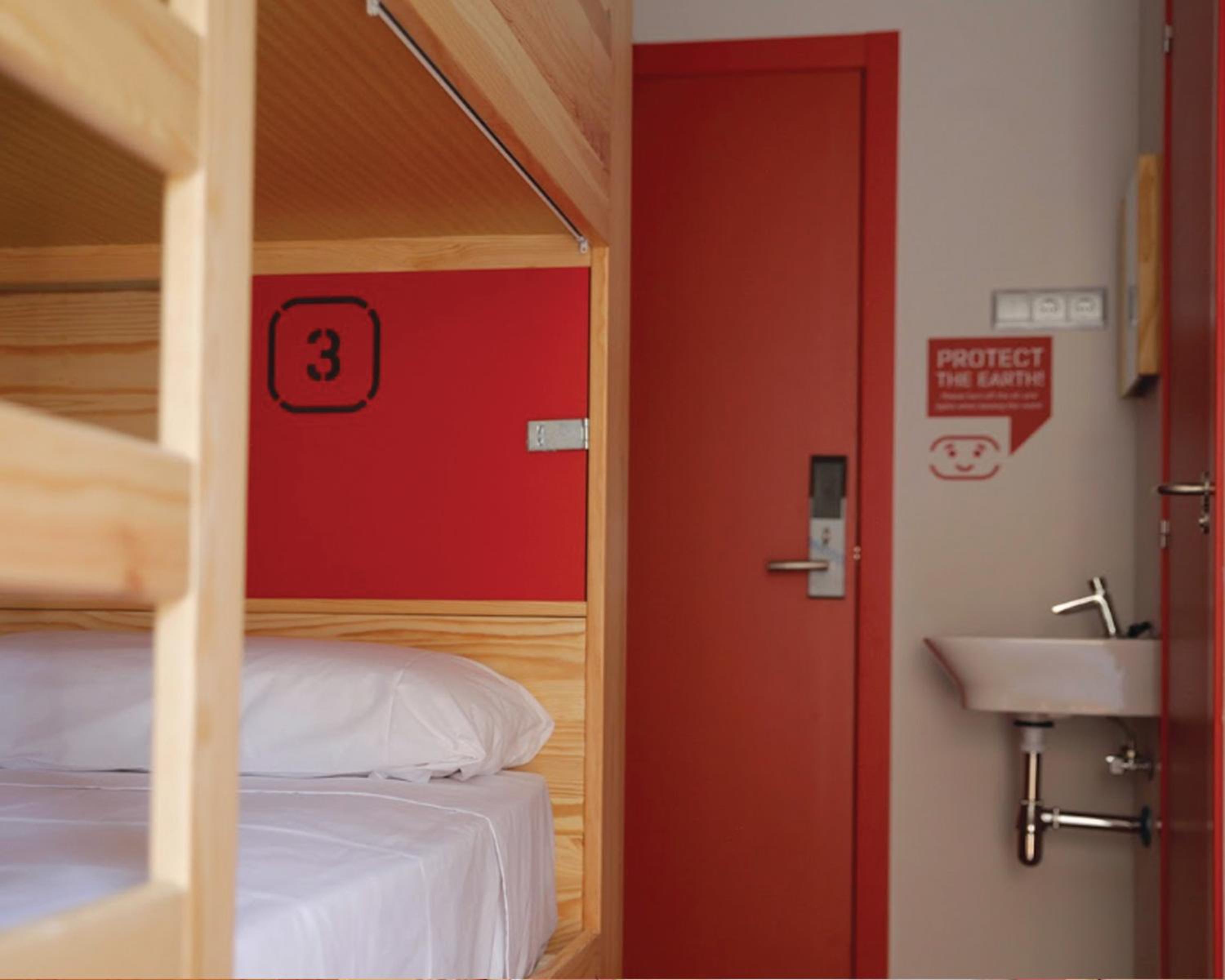 Bed in 4-Bed Mixed Dormitory Room photo 2