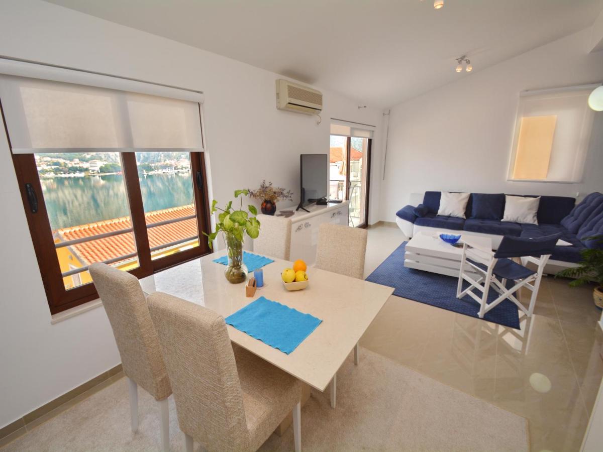 One-Bedroom Apartment with Balcony and Sea View - Photo 3