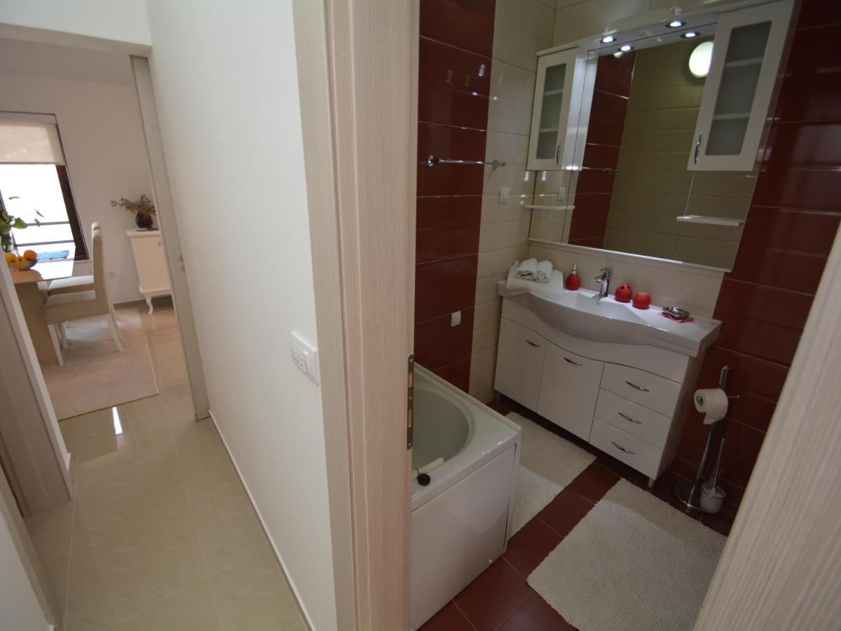One-Bedroom Apartment with Balcony and Sea View - Photo 11