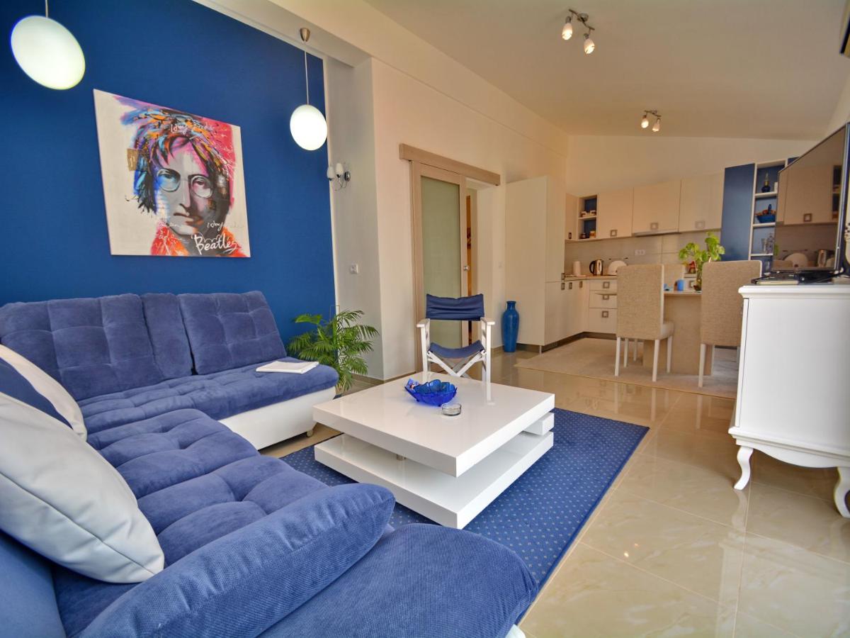 One-Bedroom Apartment with Balcony and Sea View - Photo 1