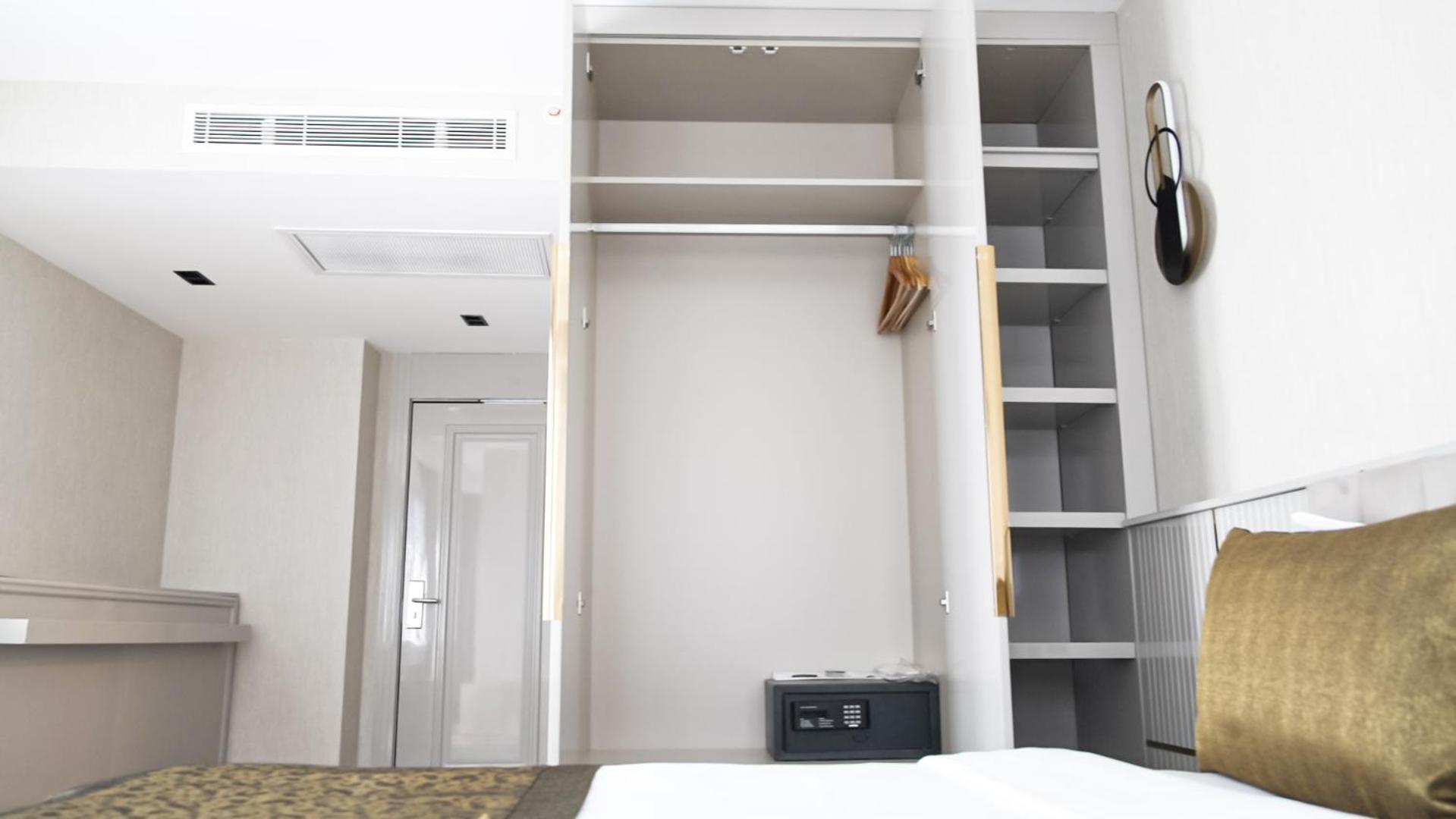 Deluxe Double or Twin Room photo 1