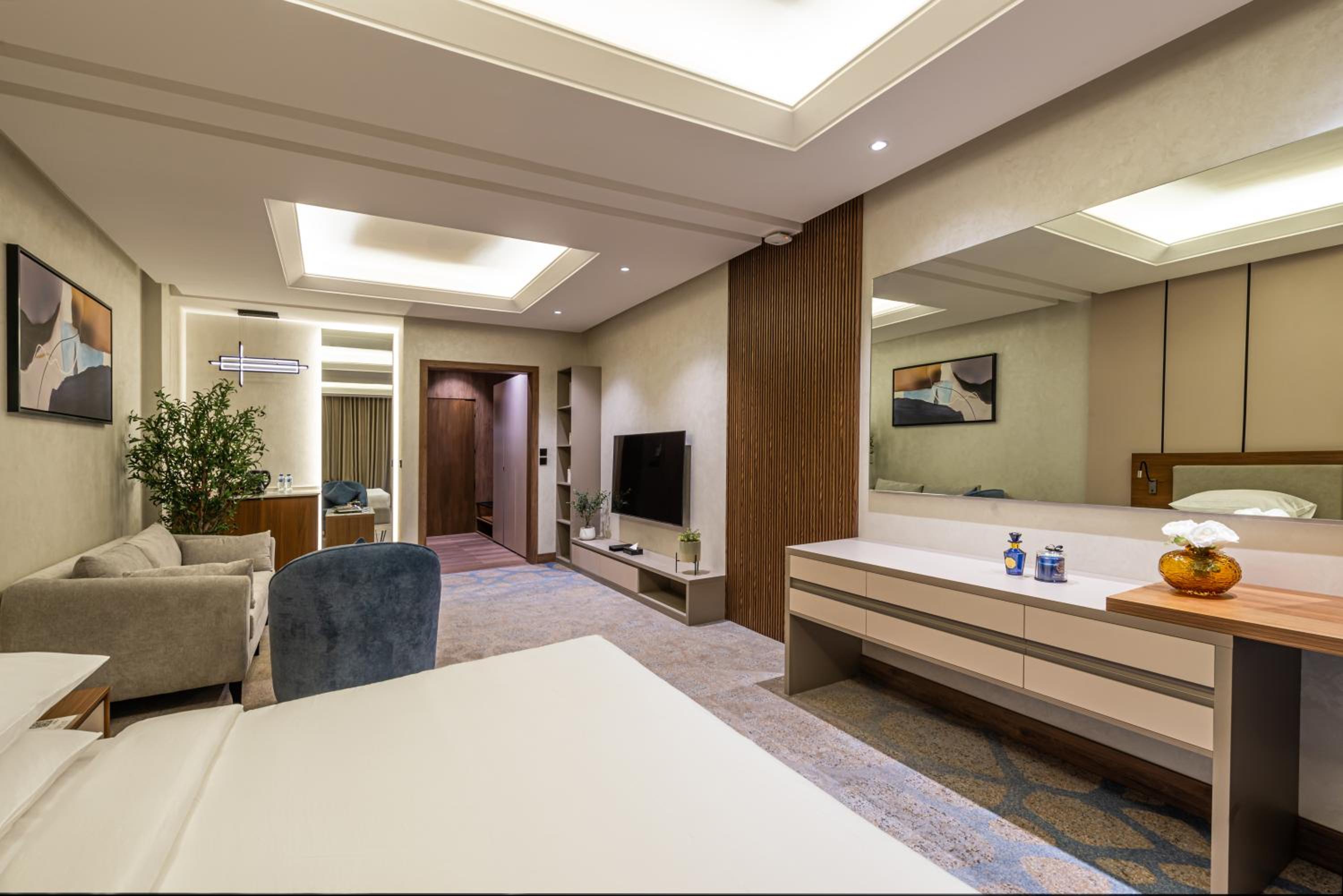 Superior King Room thumbnail 5