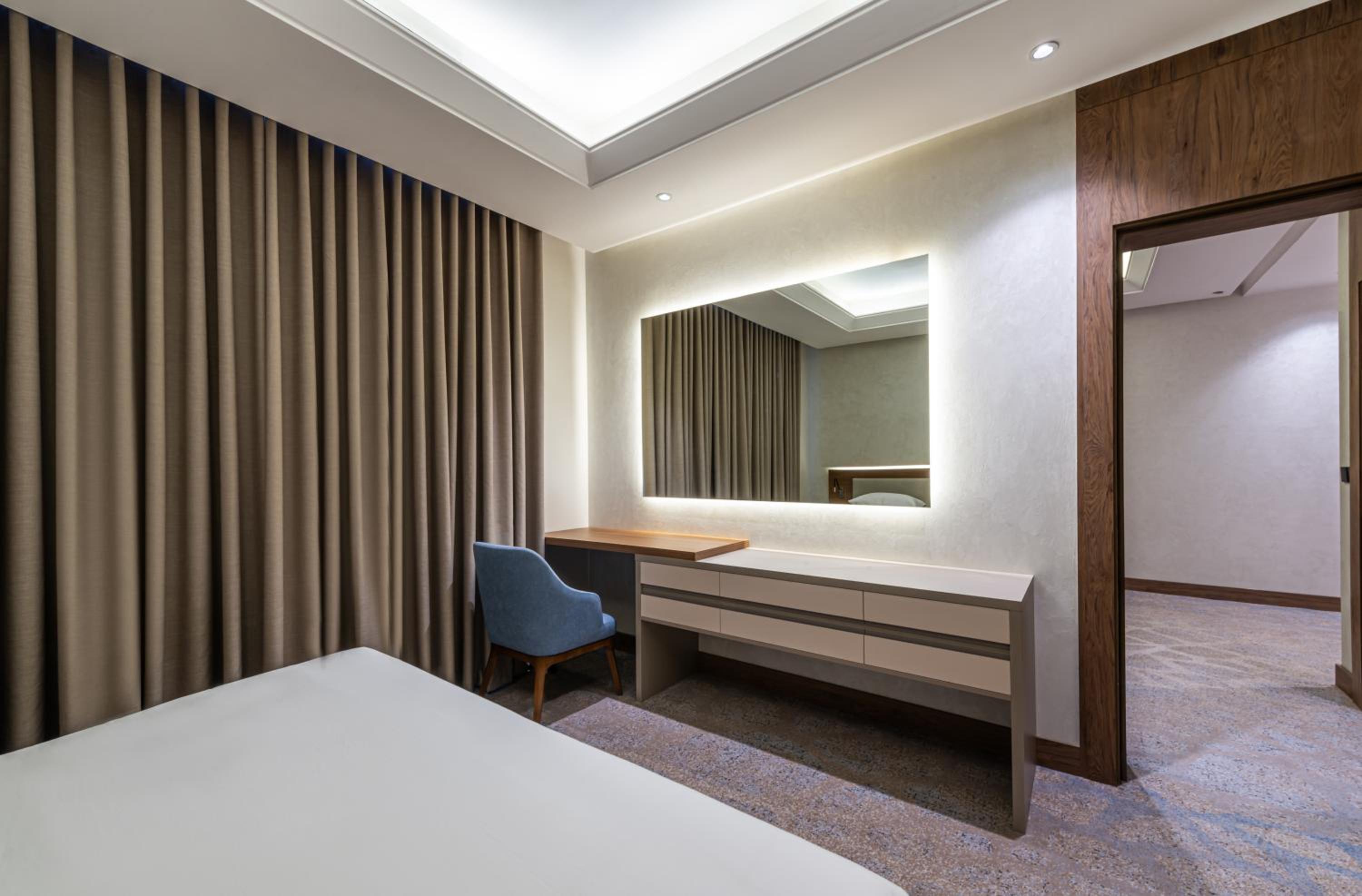 Executive Suite thumbnail 5
