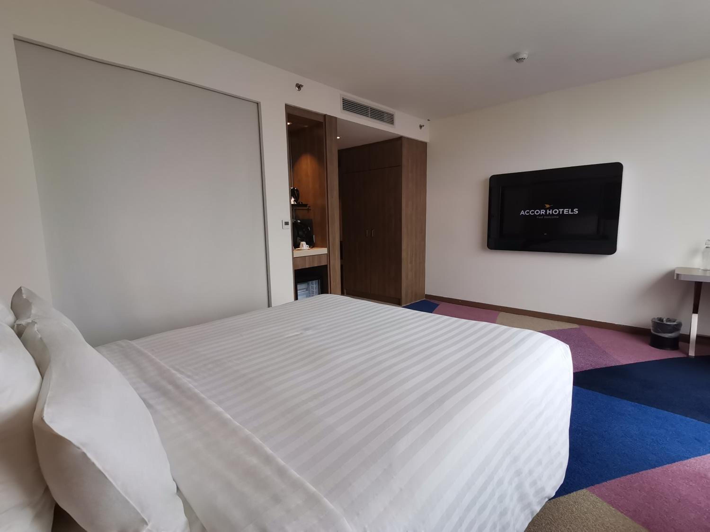 Grand Deluxe Room with King Bed photo 3