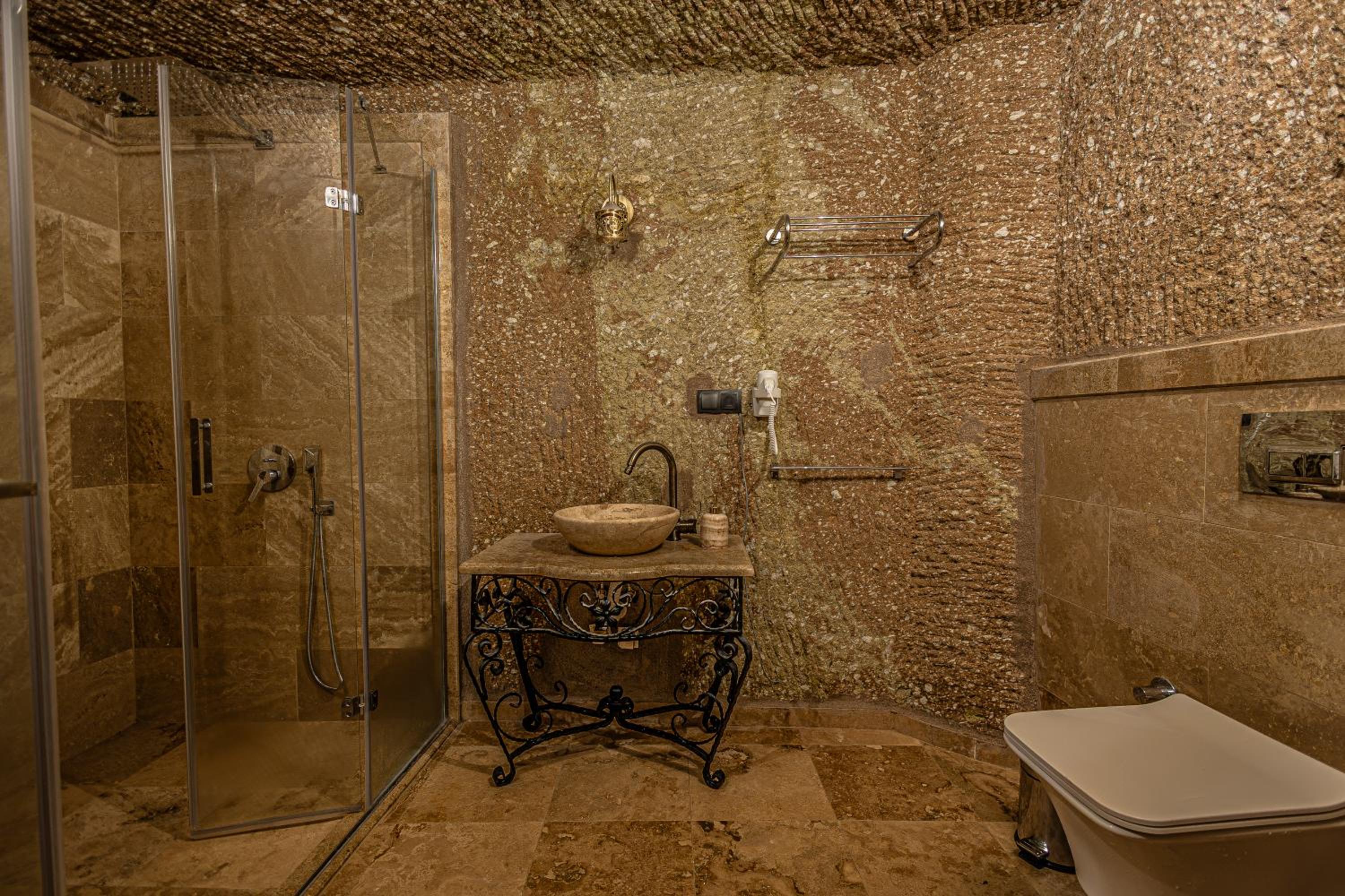 Deluxe King Suite photo 3