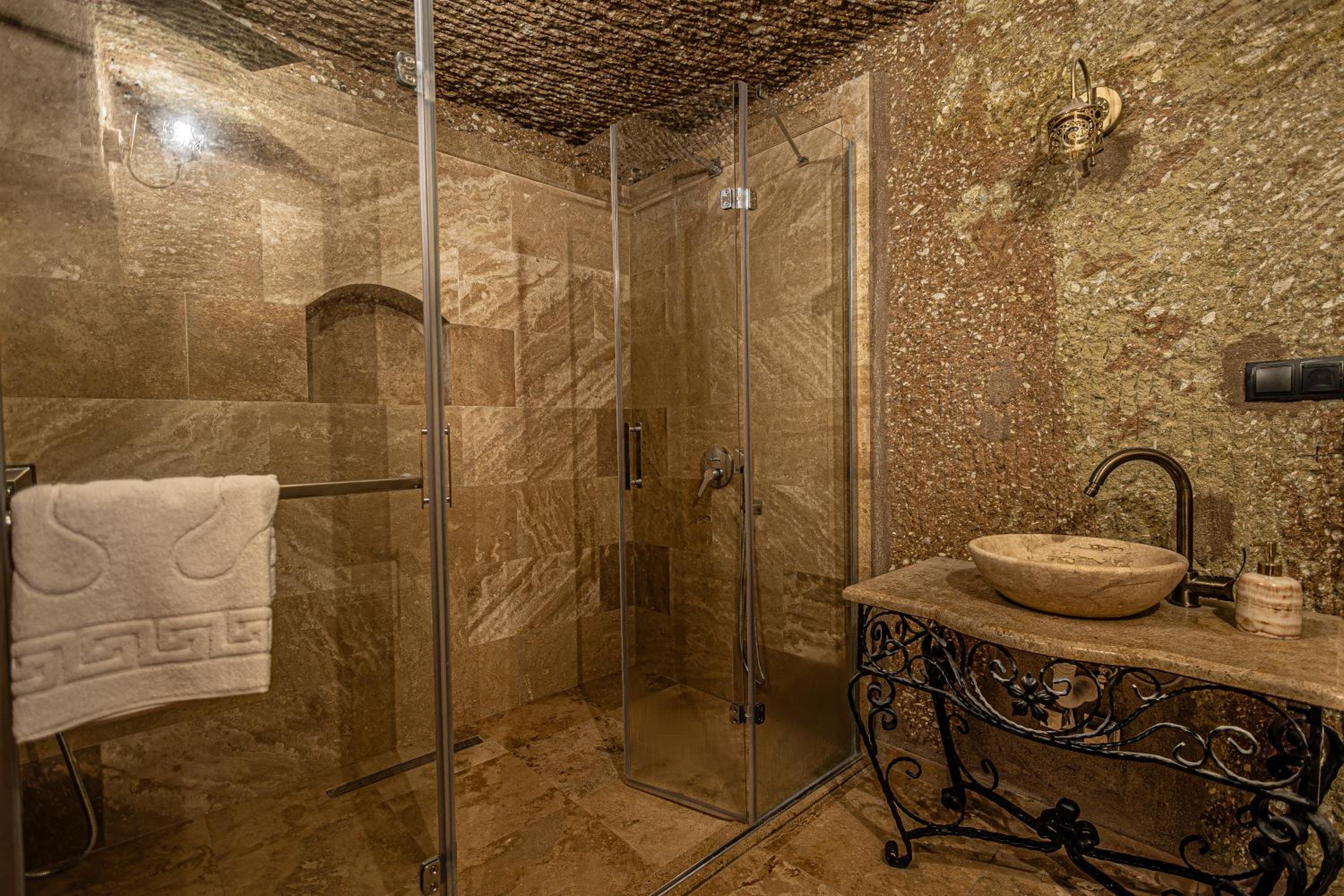 Deluxe King Suite photo 2