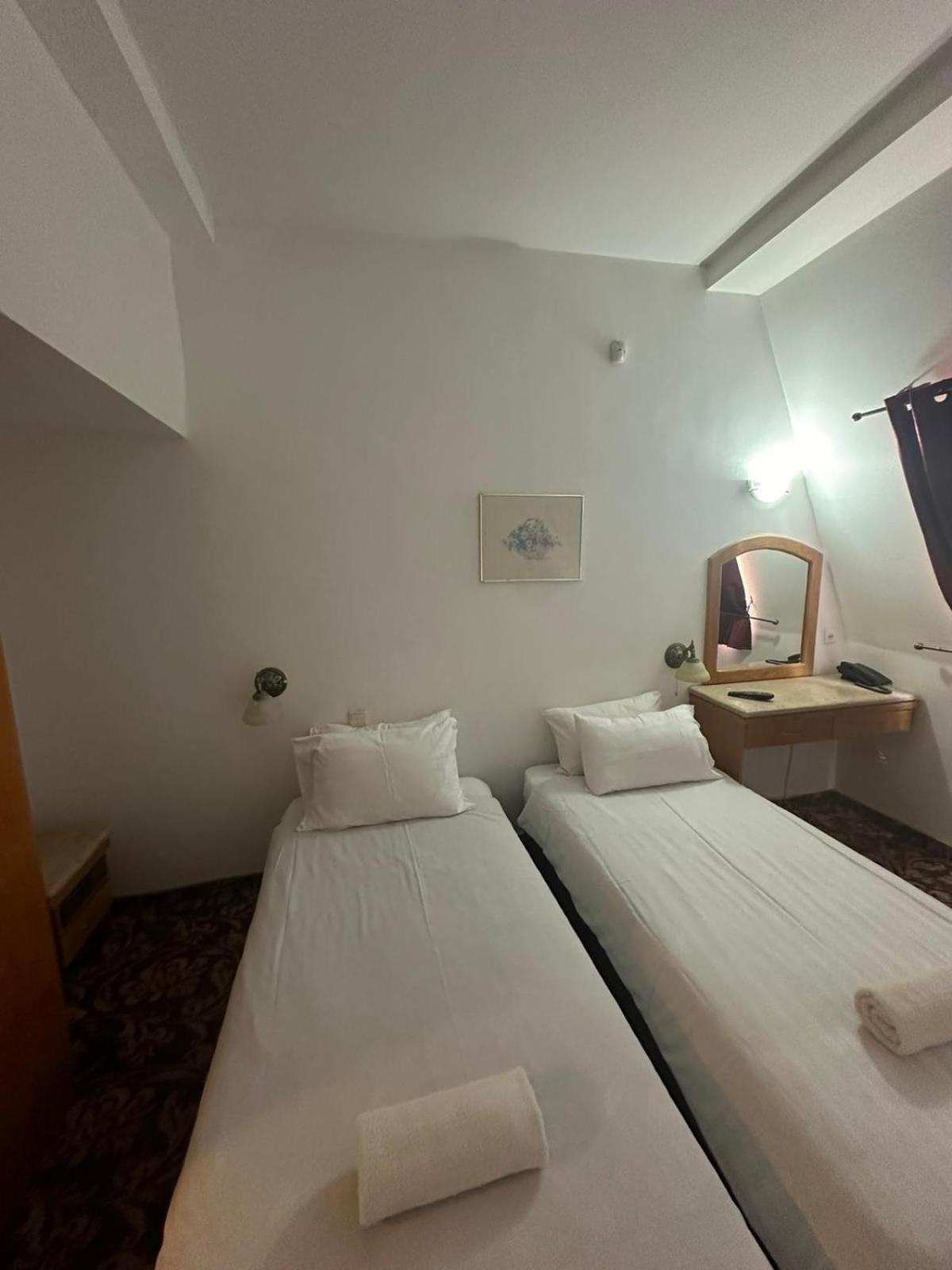 Standard Twin Room - Photo 3