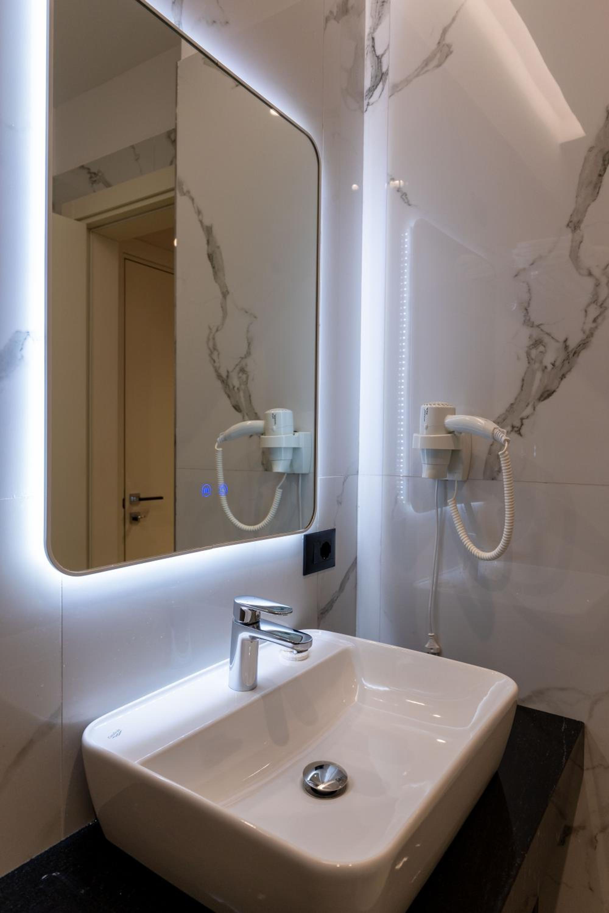 Deluxe Double Room with Extra Bed photo 3