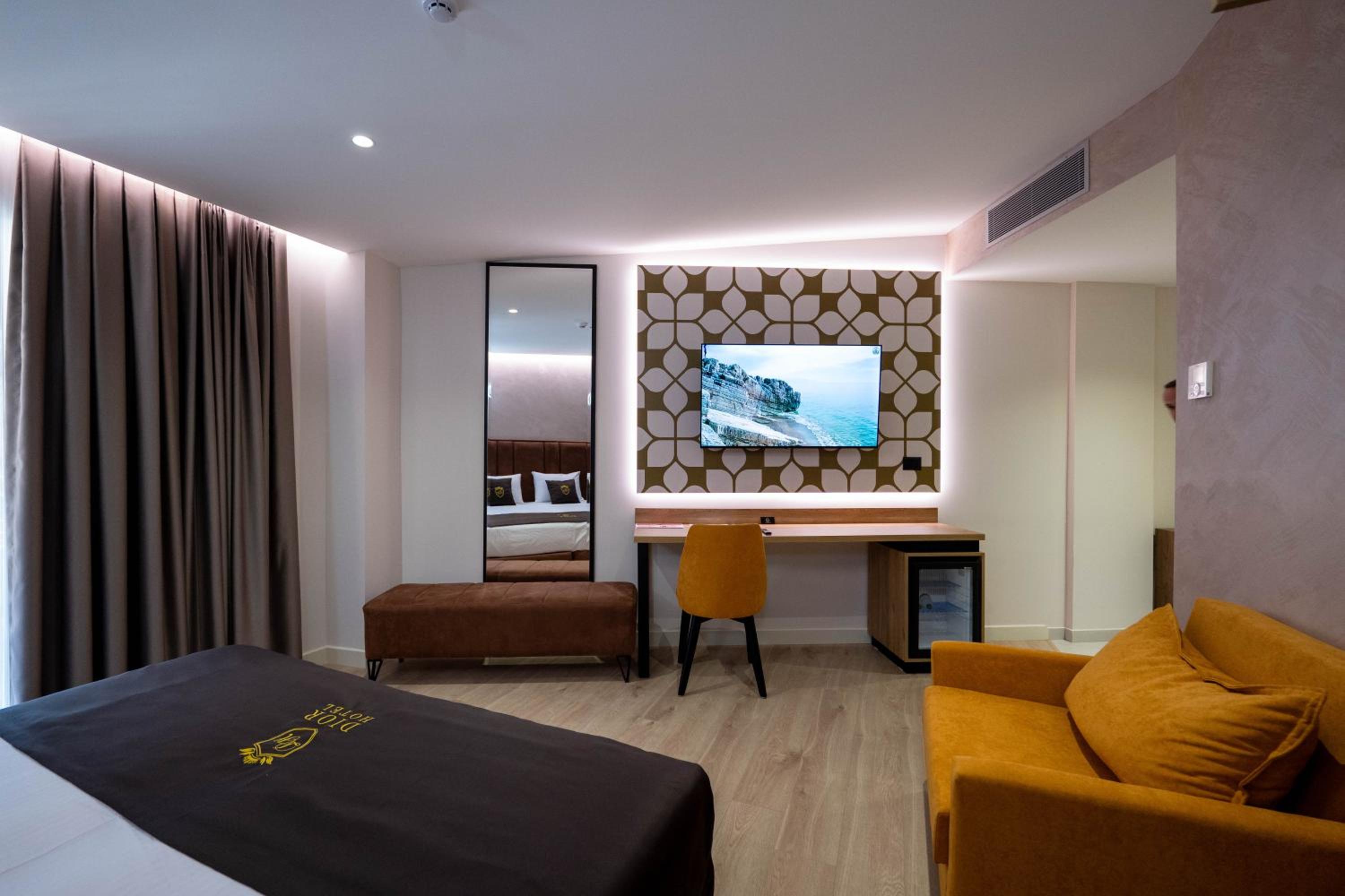 Deluxe Double Room with Extra Bed photo 2