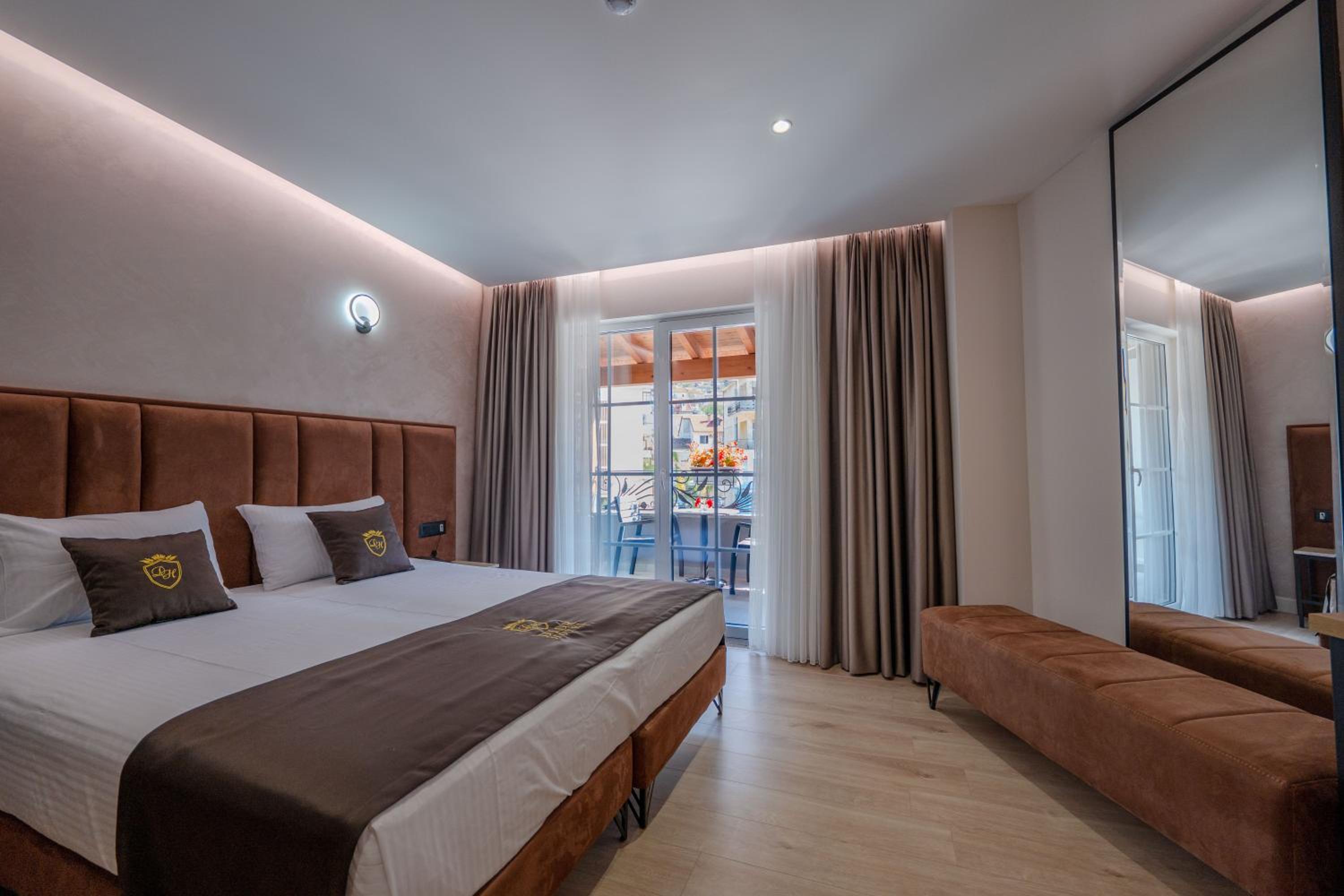 Deluxe Double Room with Extra Bed photo 1
