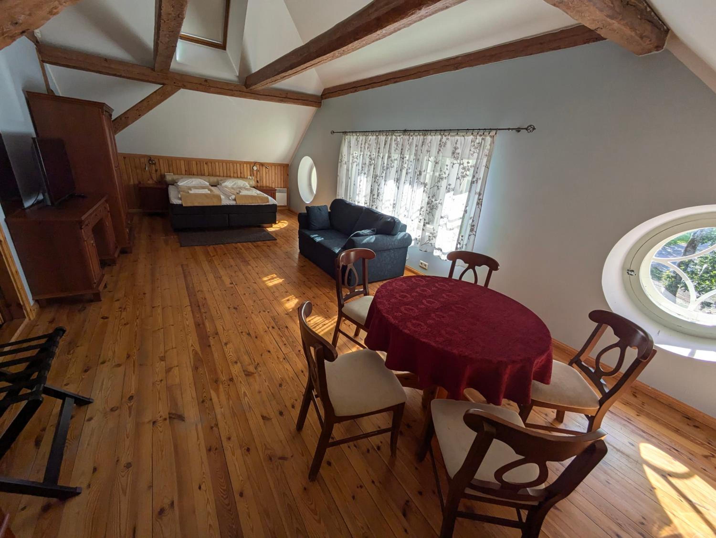 Deluxe Family Room photo 1