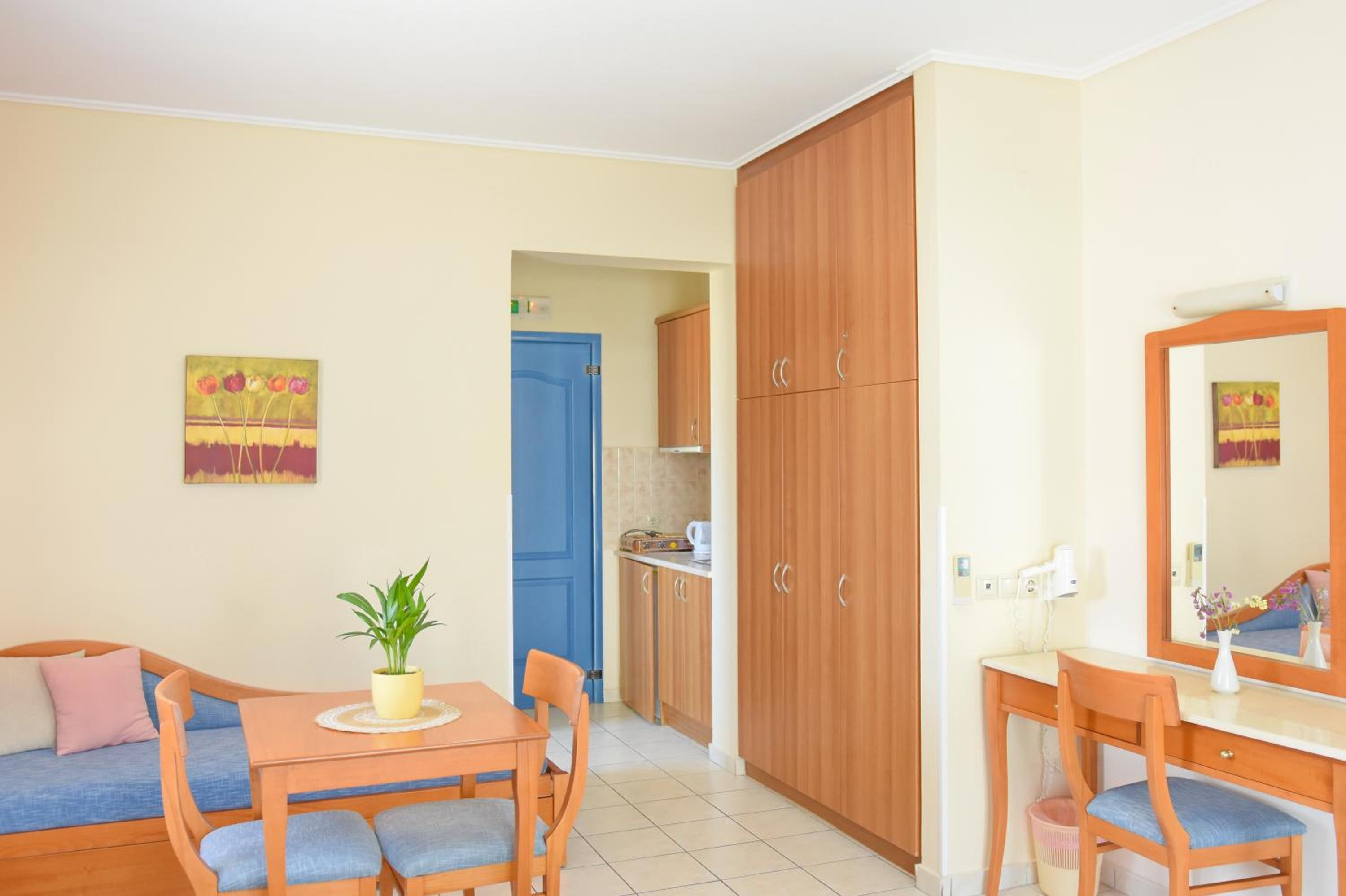 Double Room - Photo 7