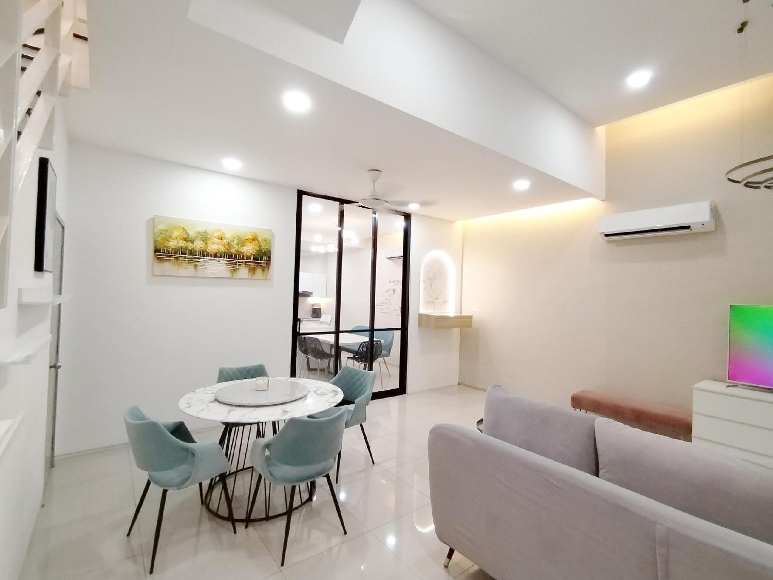 Five-Bedroom House photo 2
