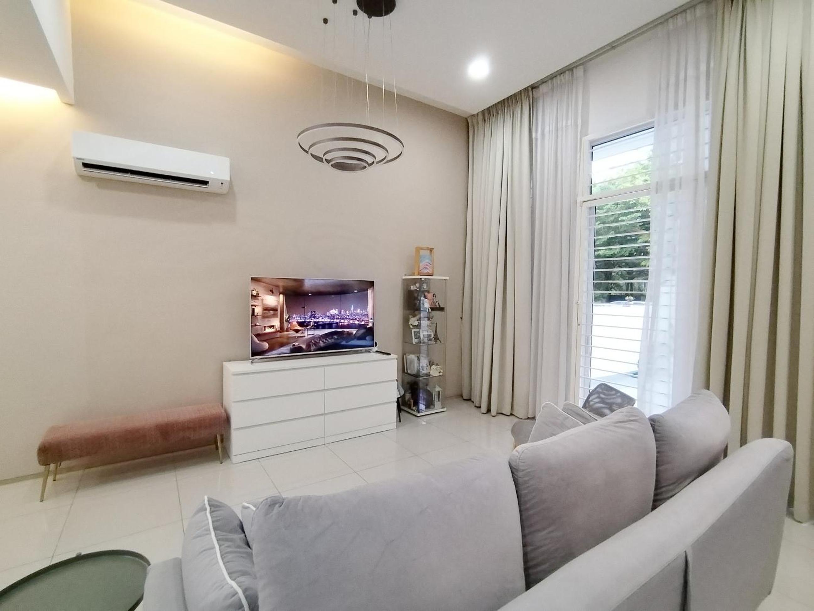 Five-Bedroom House photo 3