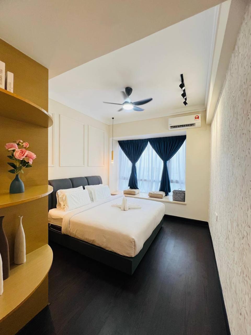 Two-Bedroom Apartment with Balcony and Sea View photo 3