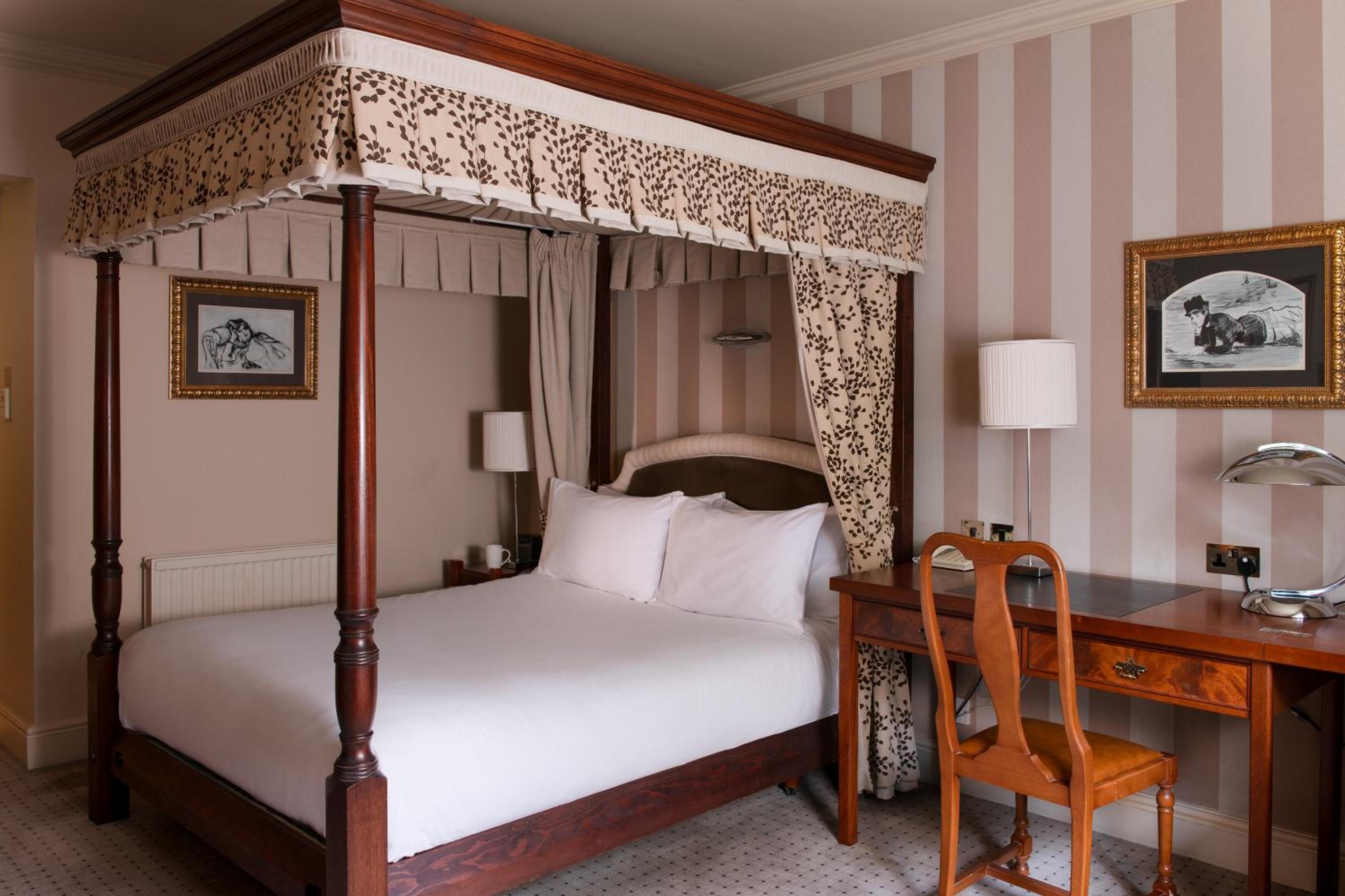 Standard Double Room with Four Poster Bed - Photo 4