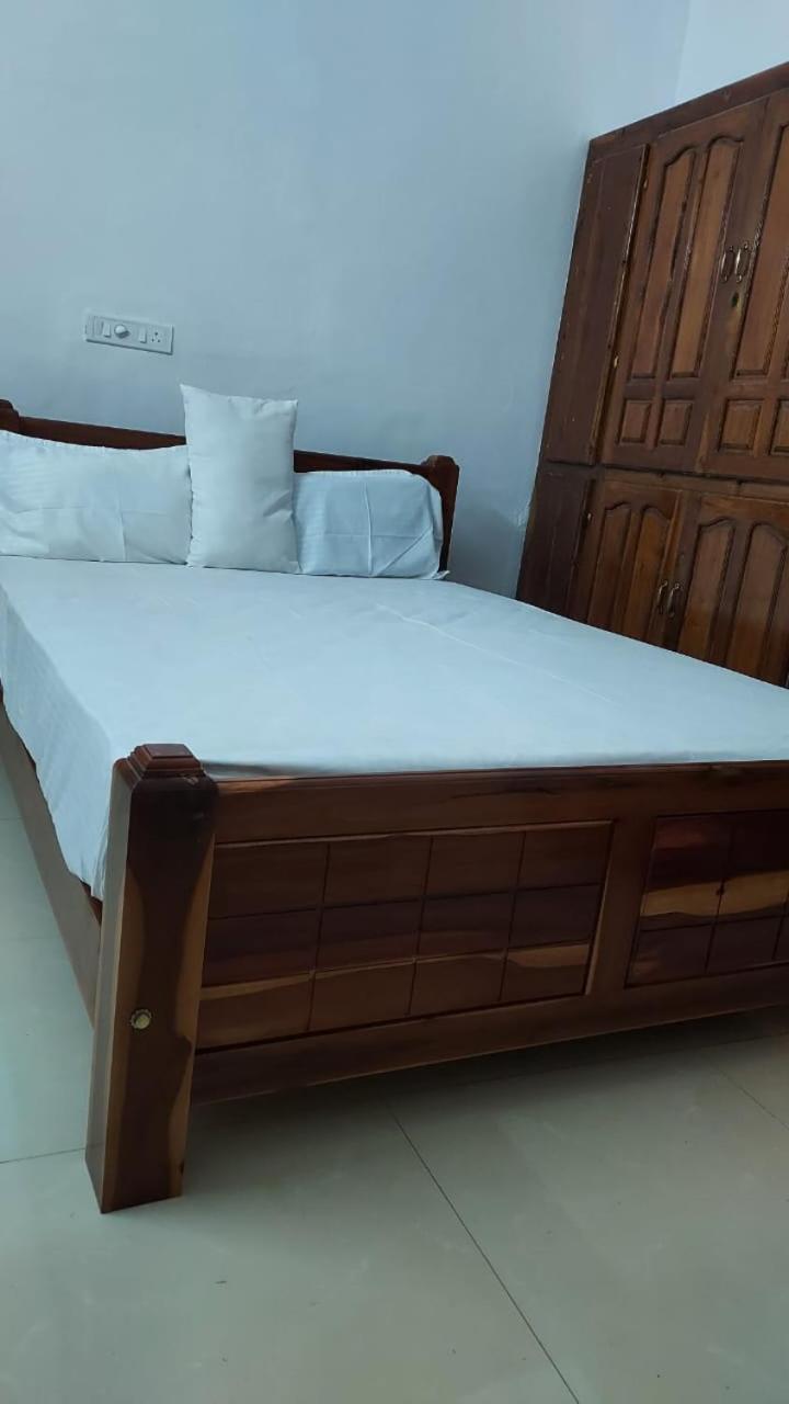 Deluxe Double Room (2 Adults + 1 Child) photo 2