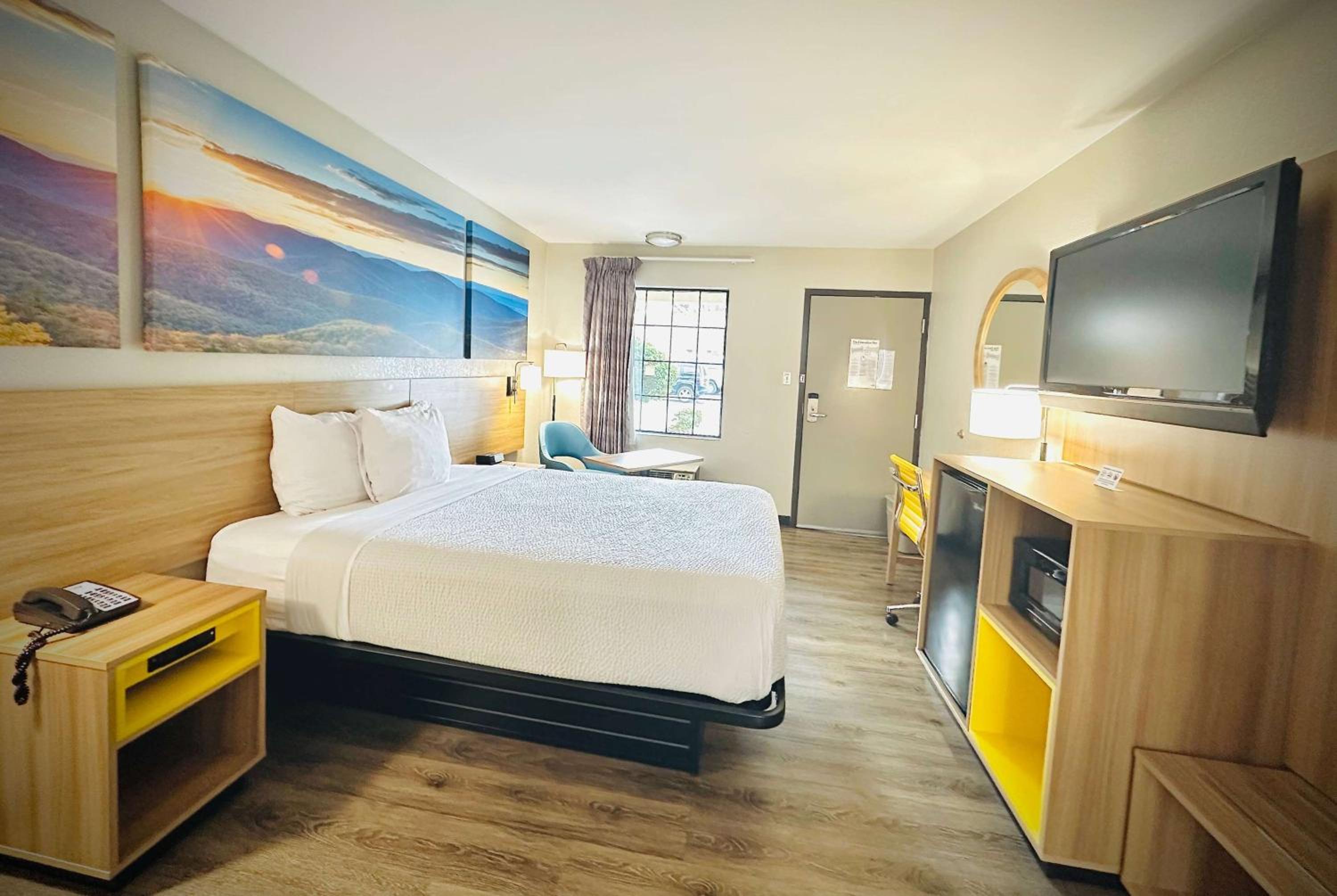 Queen Room with Roll-In Shower - Mobility Accessible/Non-Smoking photo 1