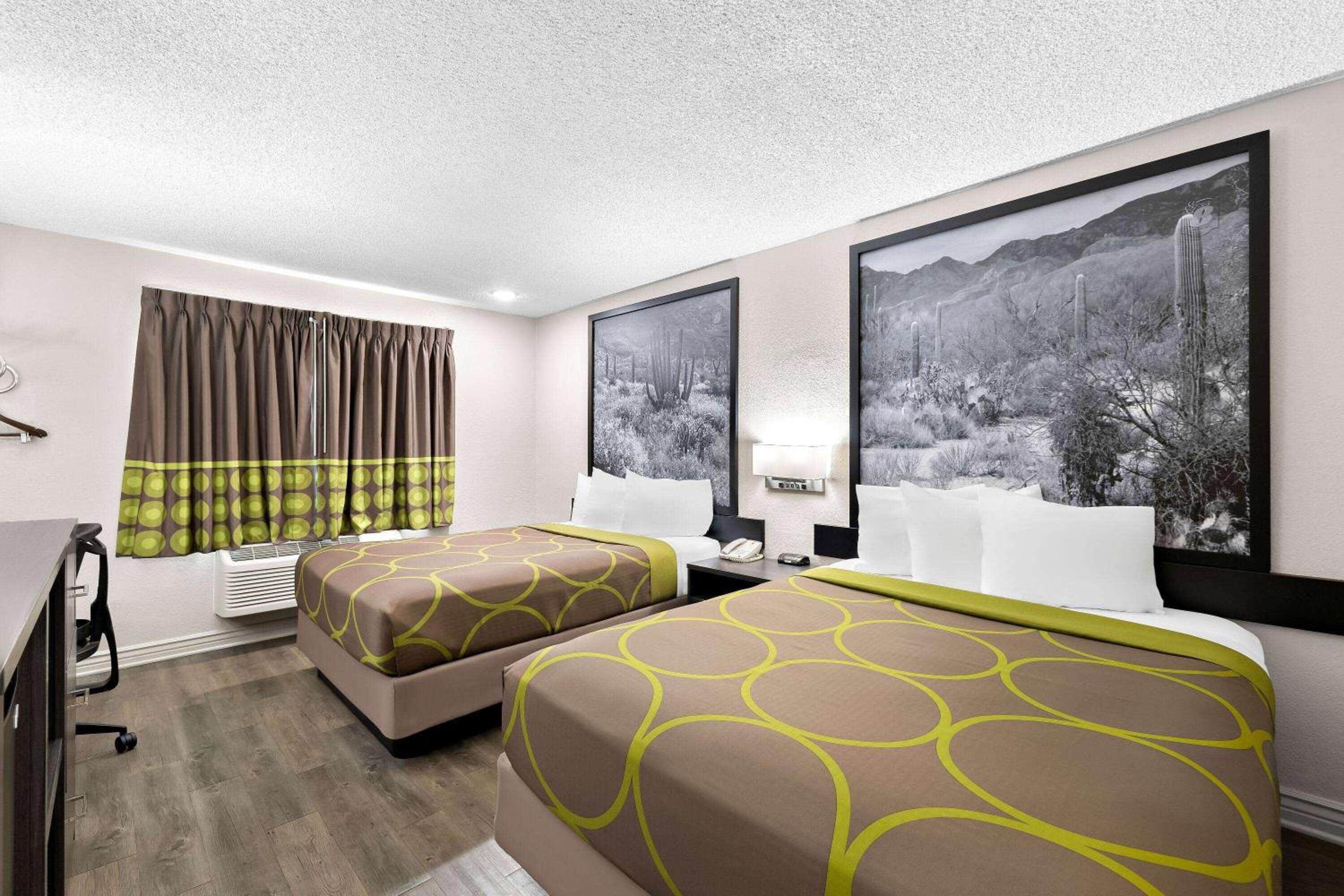 2 Queen Beds, Deluxe, Non-Smoking - Photo 1