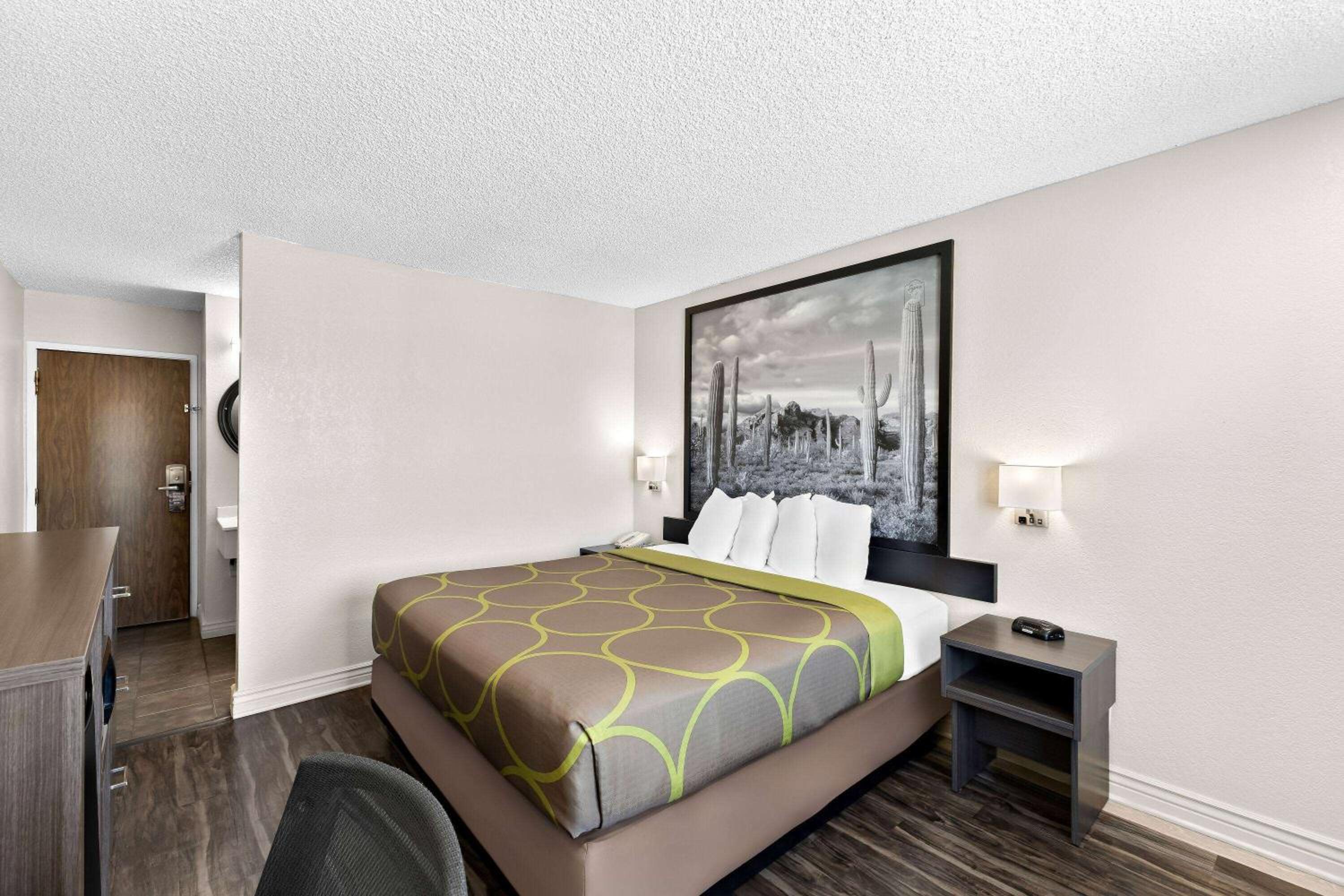Deluxe King Room - Non-Smoking - Photo 1
