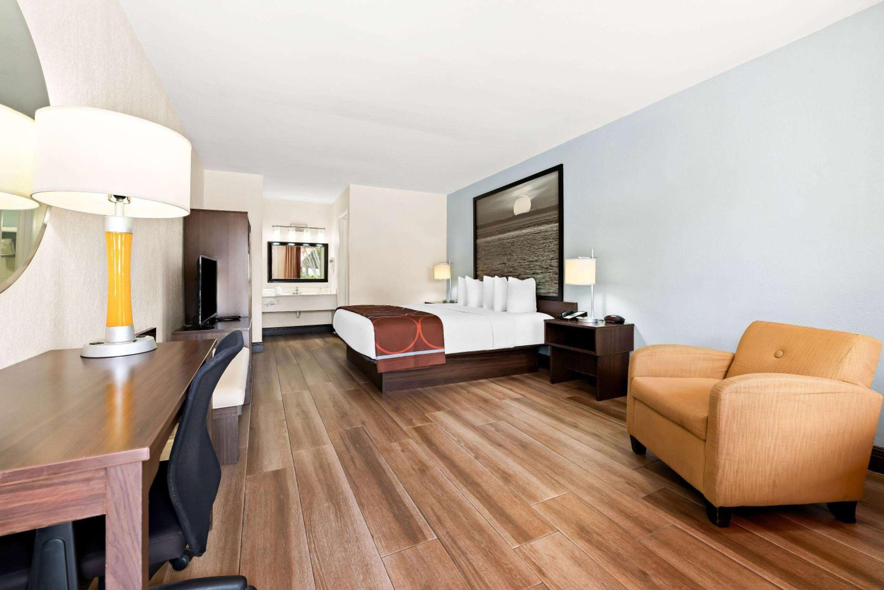 1 King Bed, Deluxe Room, Pool Side, Non-Smoking - Photo 1
