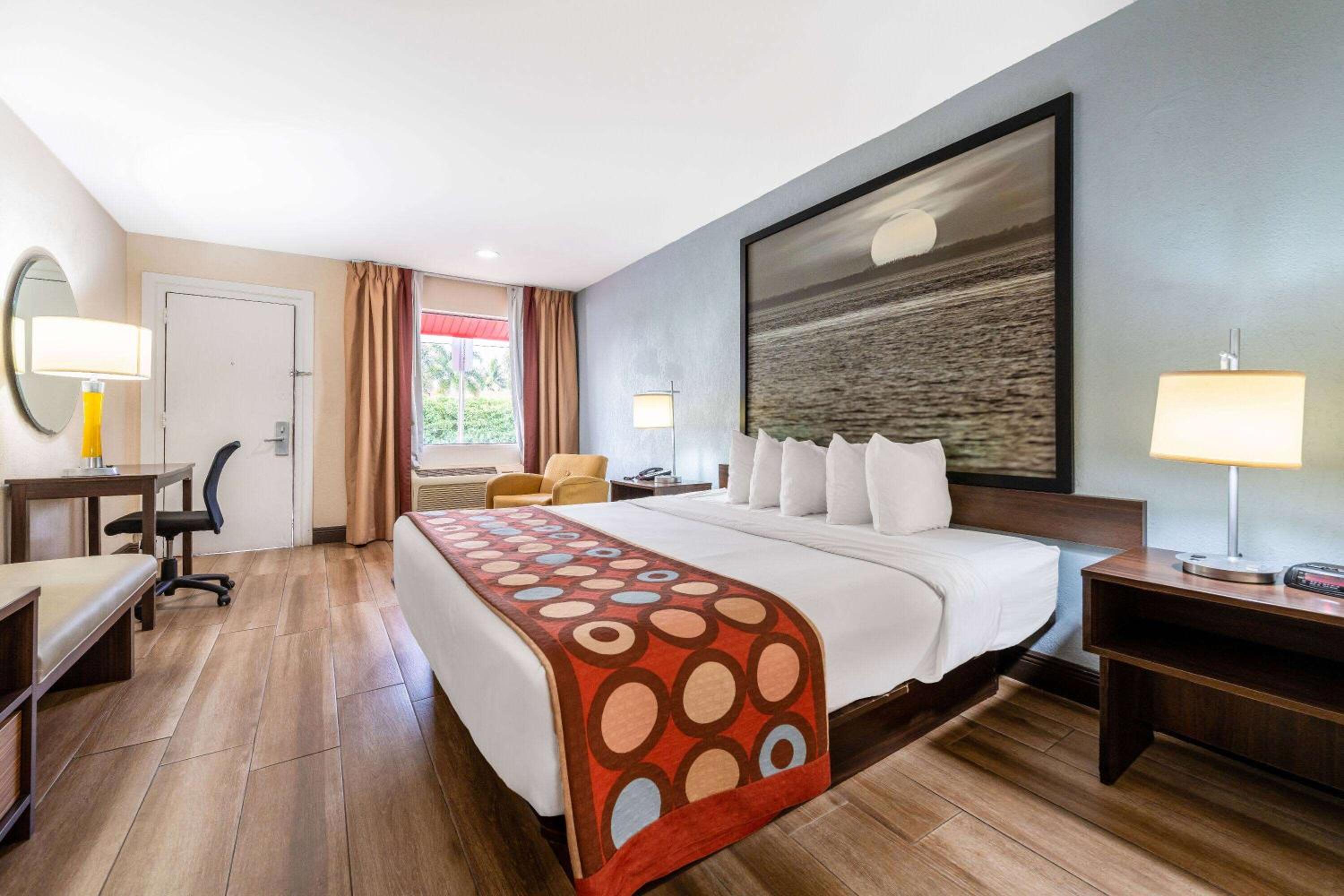 King Room - Non-Smoking - Photo 1