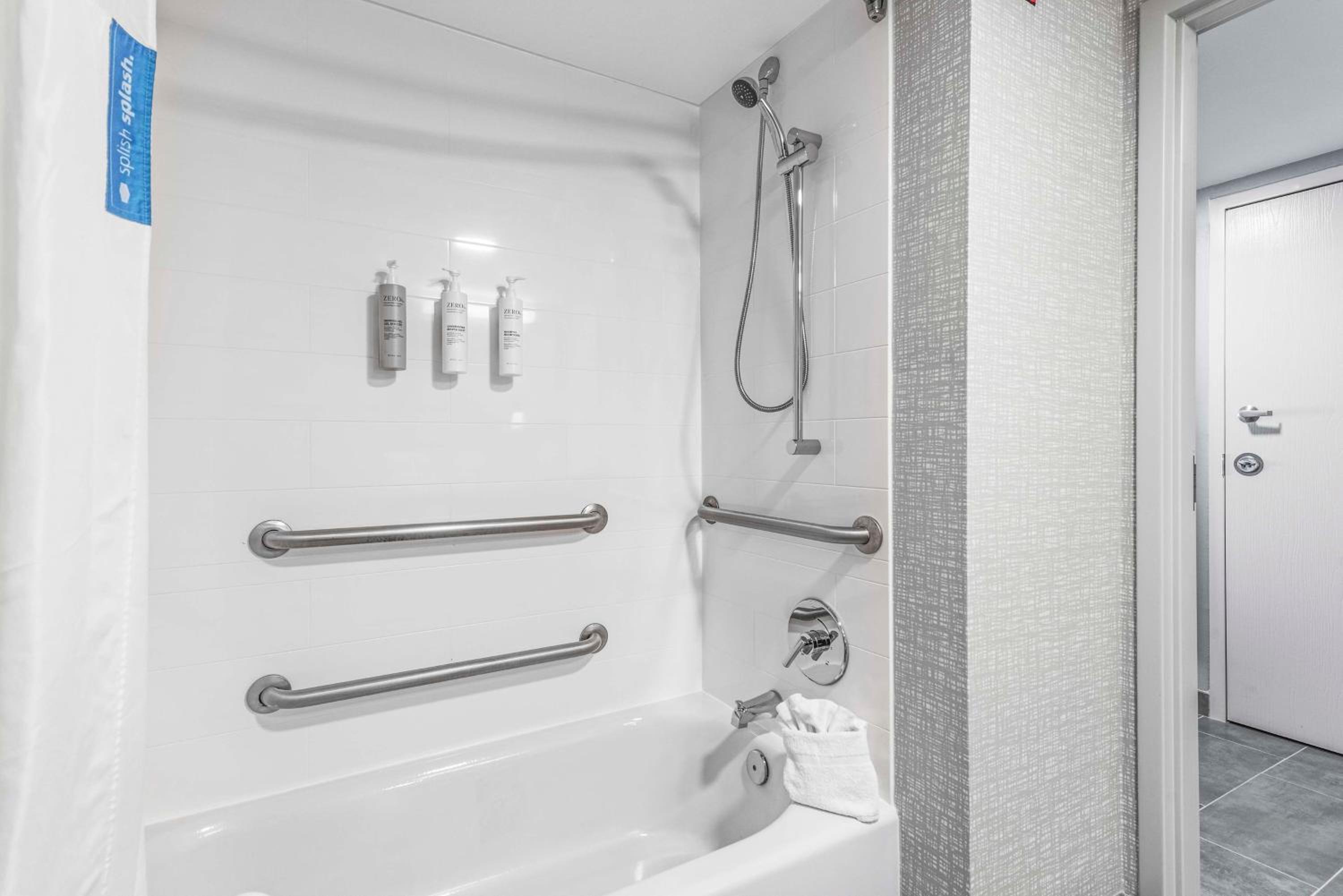 Queen Room with Two Queen Beds - Mobility/Hearing Accessible with Bathtub - Non-Smoking - Photo 2