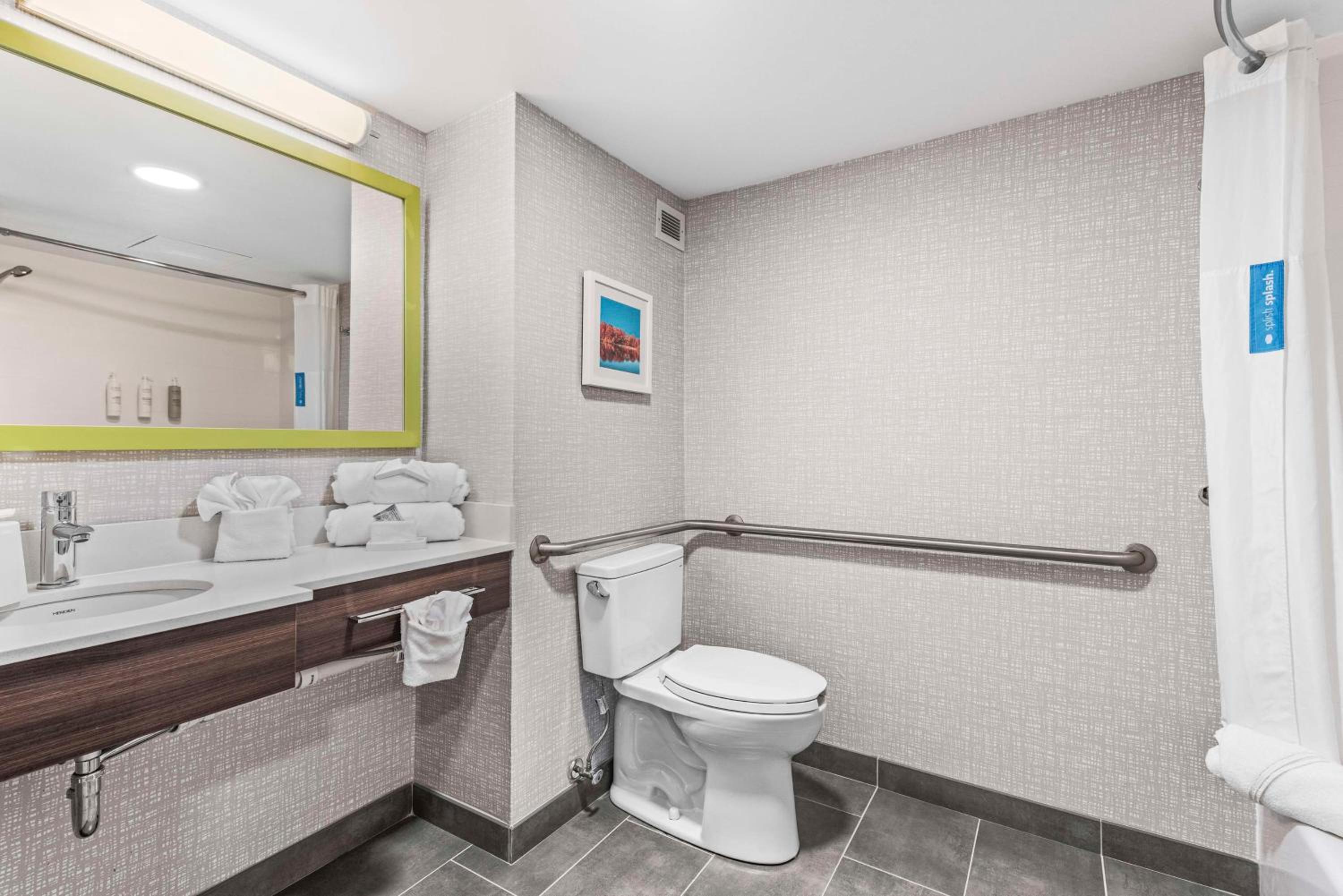 Queen Room with Two Queen Beds - Mobility/Hearing Accessible with Bathtub - Non-Smoking - Photo 3