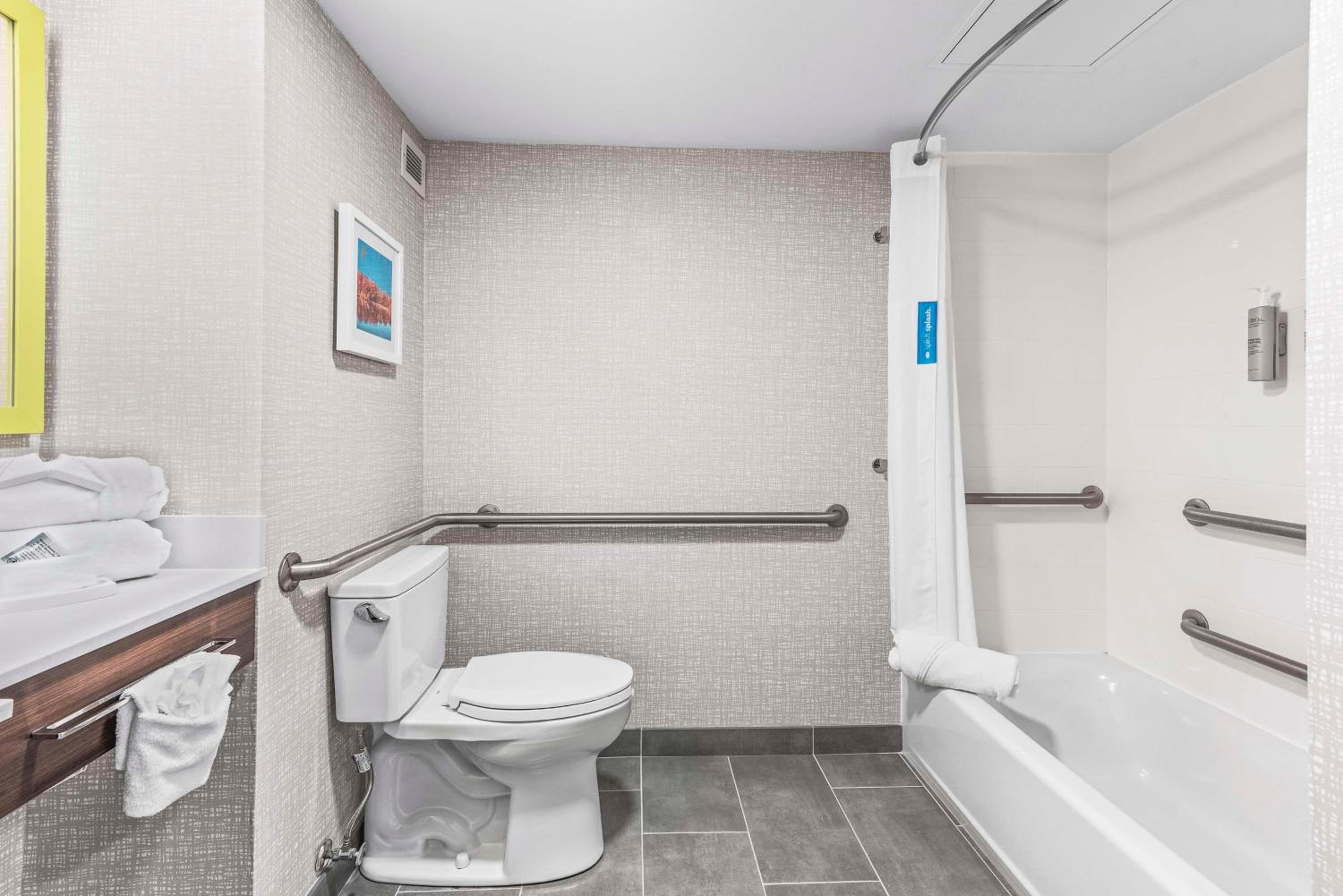 Queen Room with Two Queen Beds - Mobility/Hearing Accessible with Bathtub - Non-Smoking - Photo 5