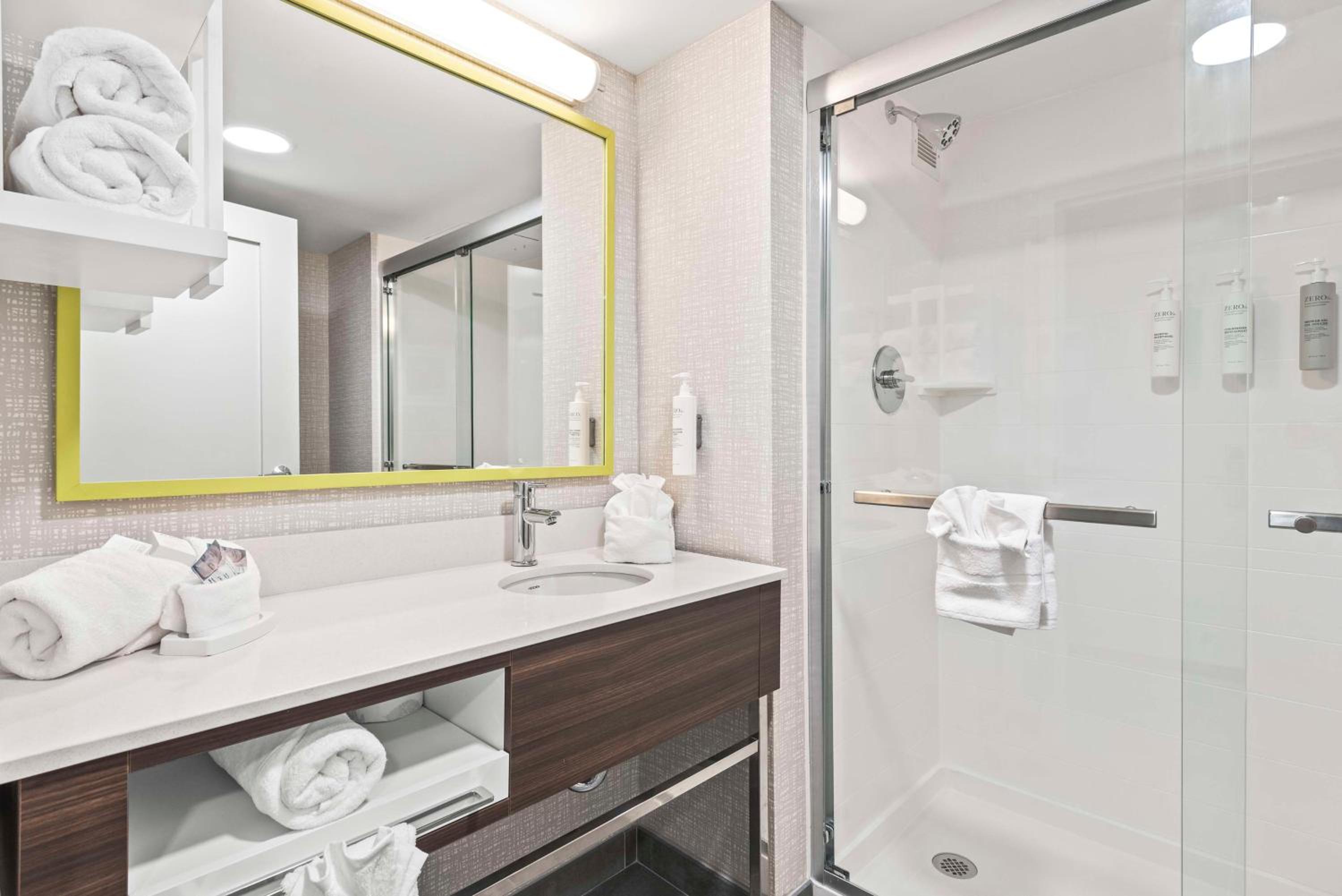 Queen Room with Two Queen Beds and Shower - Non-Smoking - Photo 2